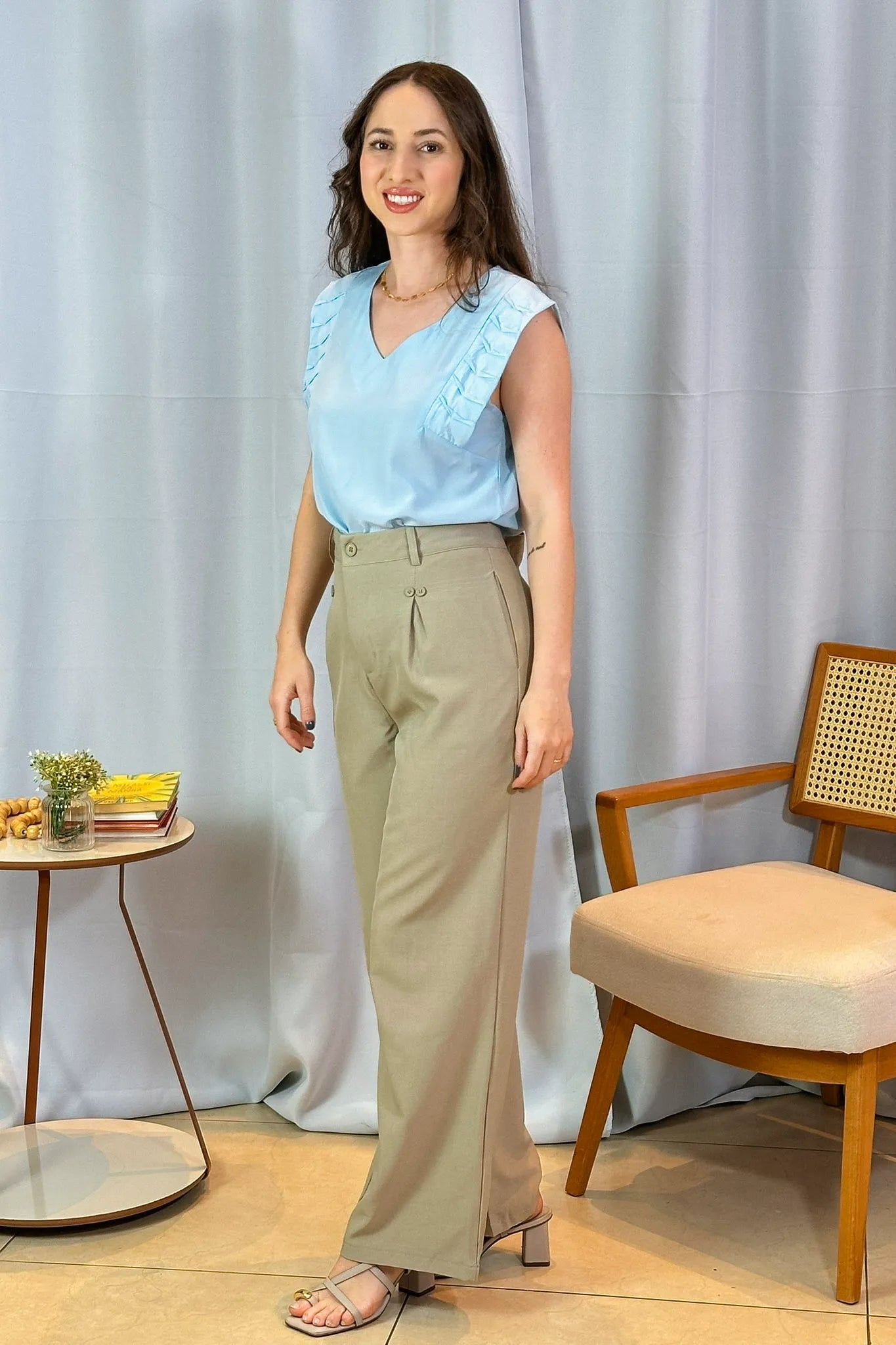 Conjunto: Blusa Decote "V" Franzido Ombros Polivisco Fátima Bernardes Azul + Calça Pantalona Detalhe Botões Crepe Alfaiataria Larissa Verde