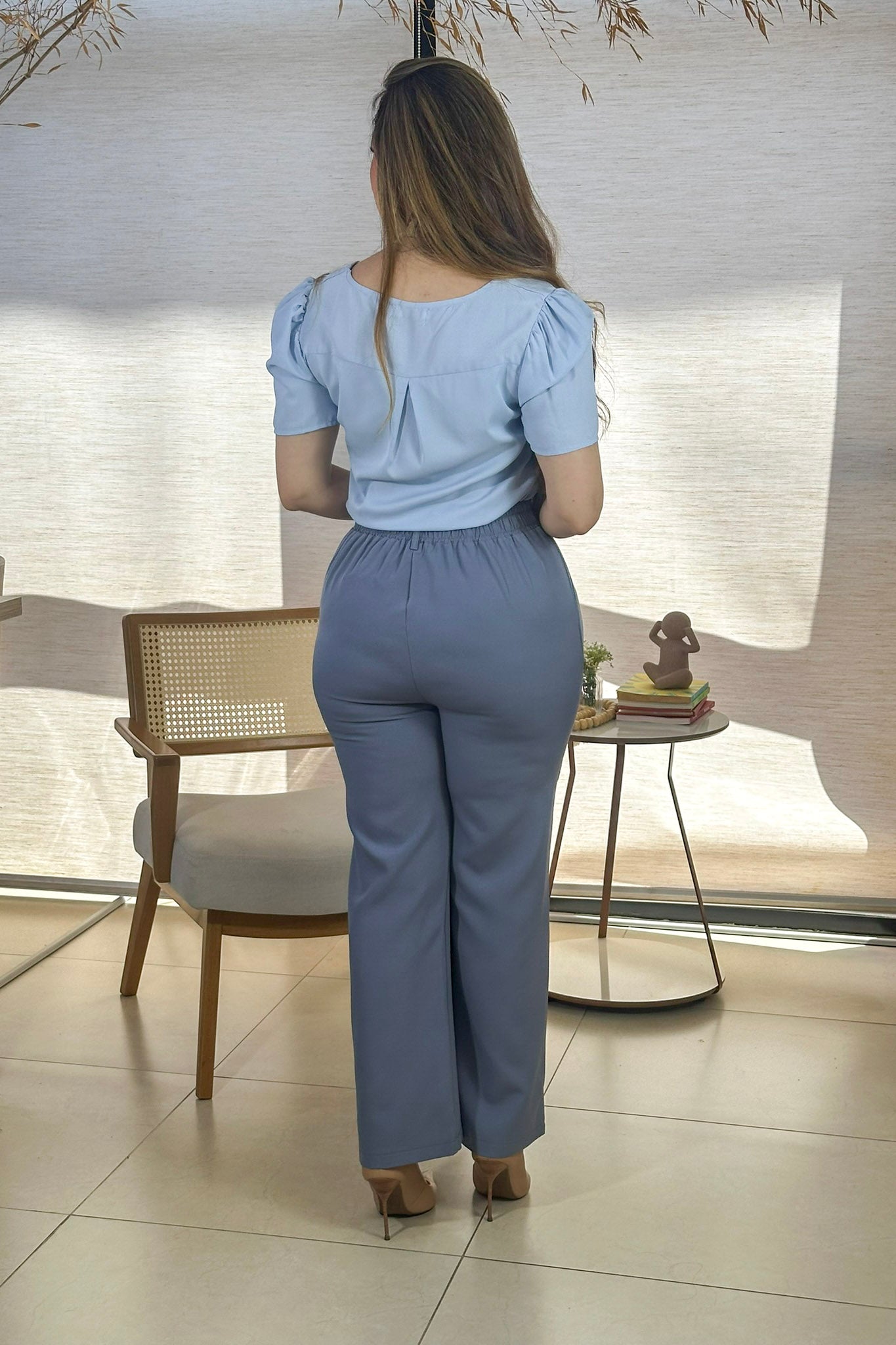Conjunto: Blusa Manga Curta Detalhe Decote Crepe Touch Carolina Azul + Calça Pantalona Crepe Milano Detalhe Botão Encapado Elena Azul