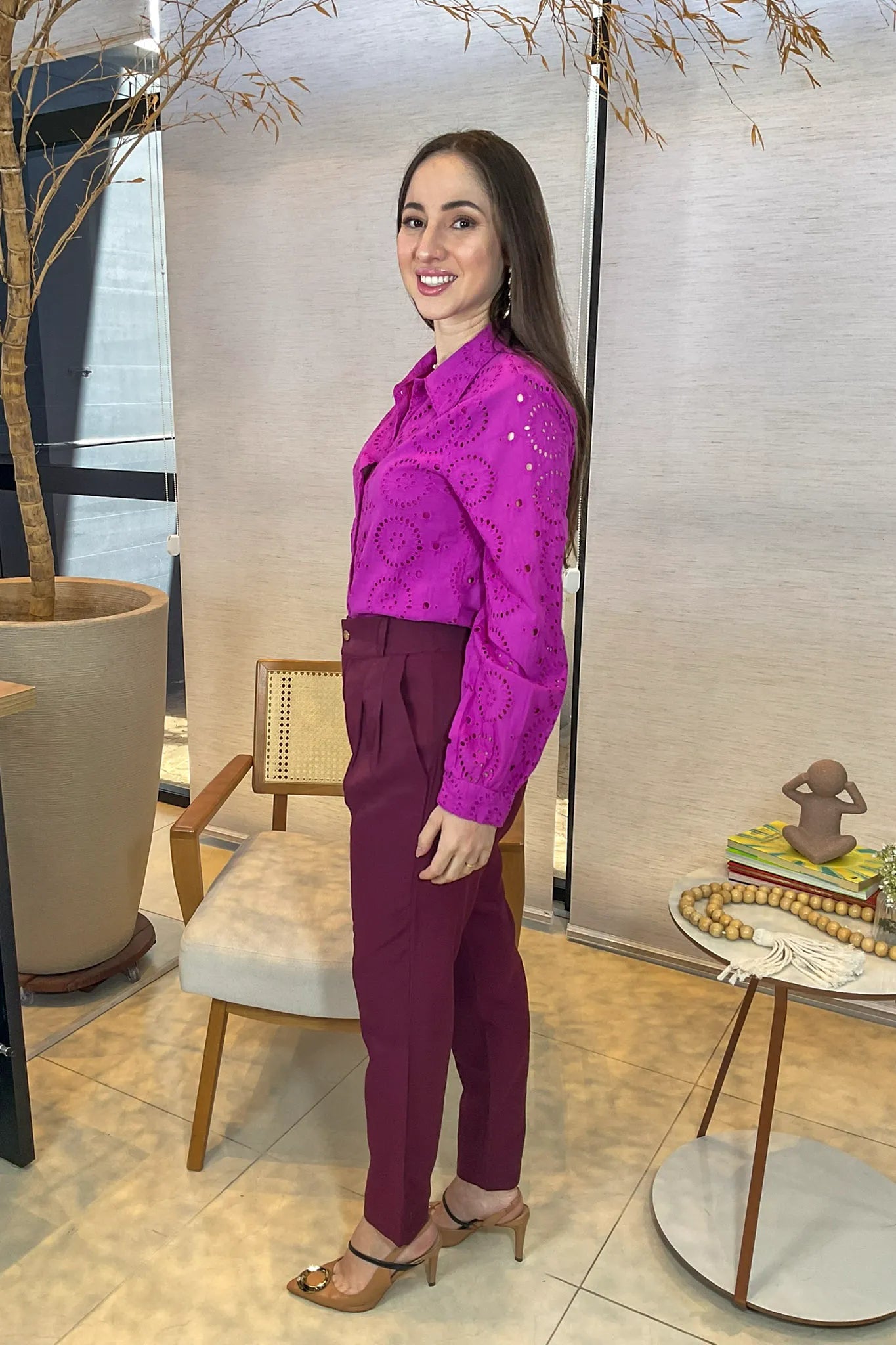 Conjunto: Camisa Manga Longa Em Laise Maia Fúcsia + Calça Corte Reto Alfaiataria Serena Laísa Marsala