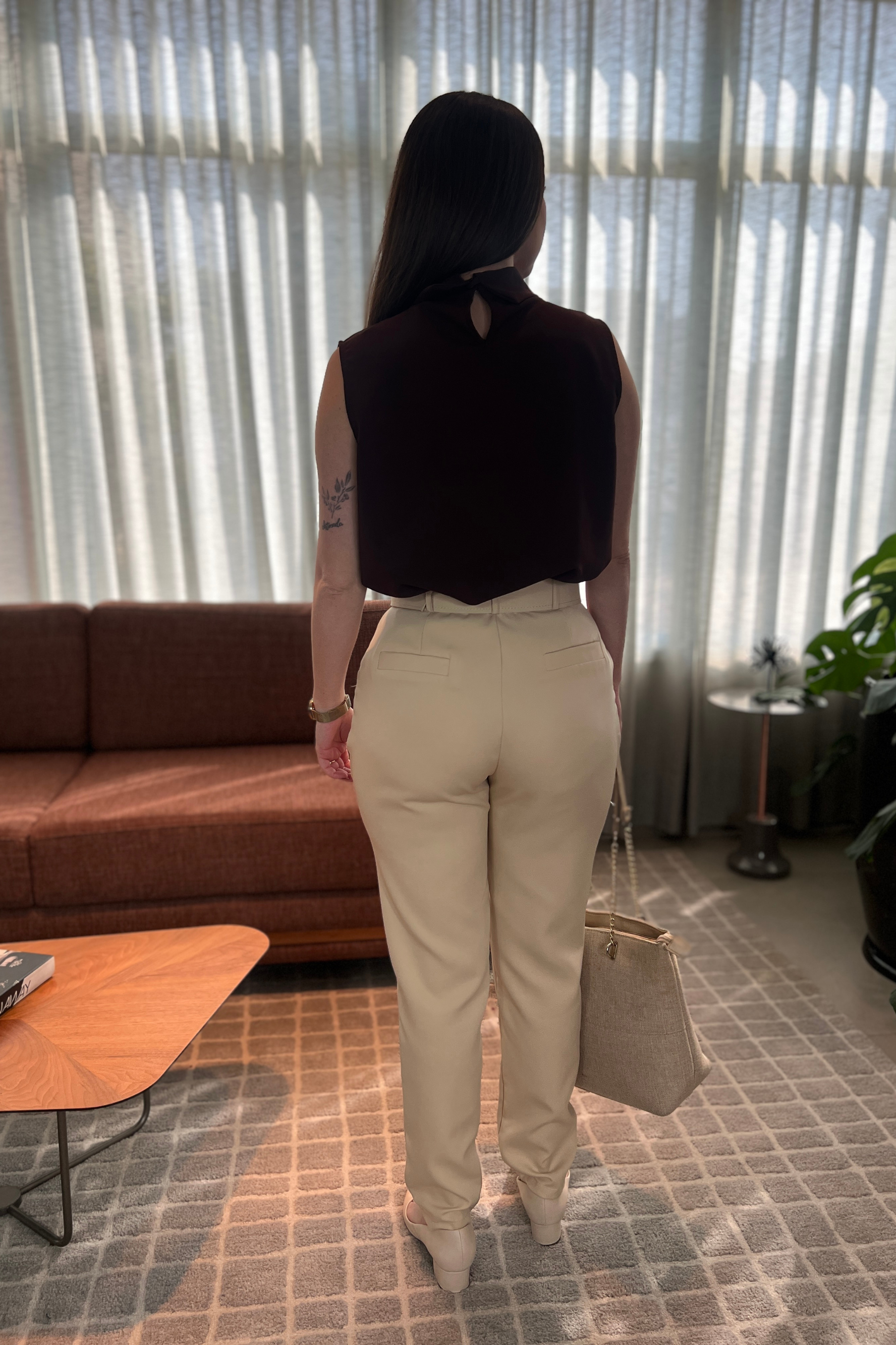 Conjunto: Blusa Regata Gola Alta Aline Marrom Escuro + Calça Cenoura Cinto Encapado Bege