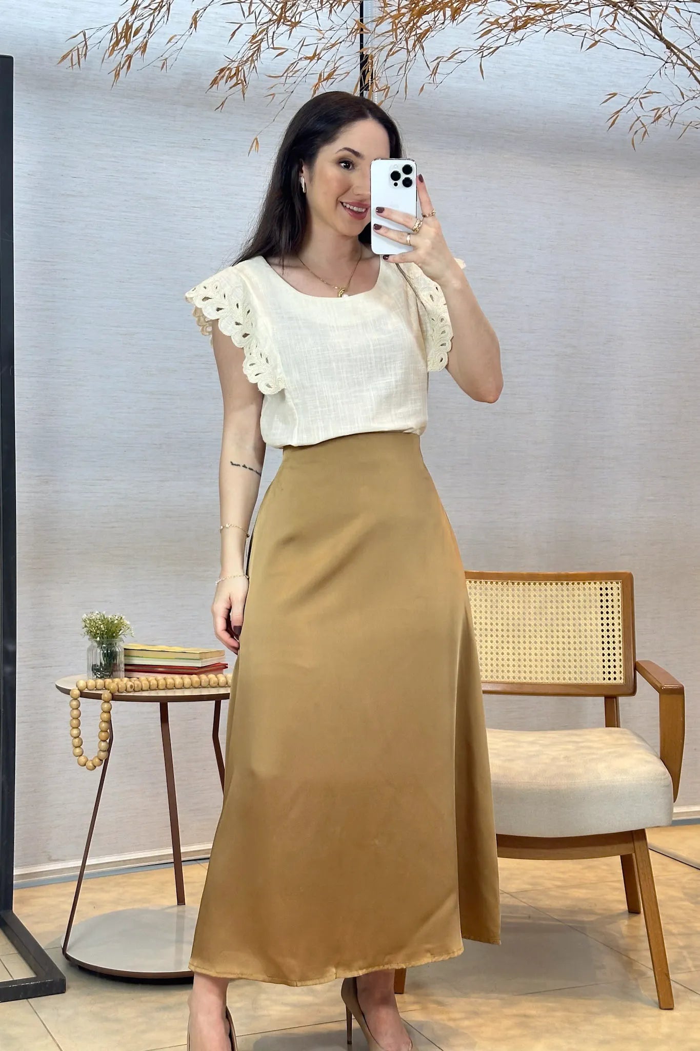 Conjunto: Blusa Regata Detalhe Bordado Em Visco Comfort Juliane Creme + Saia Midi Lisa Sat Mix Magda Marrom