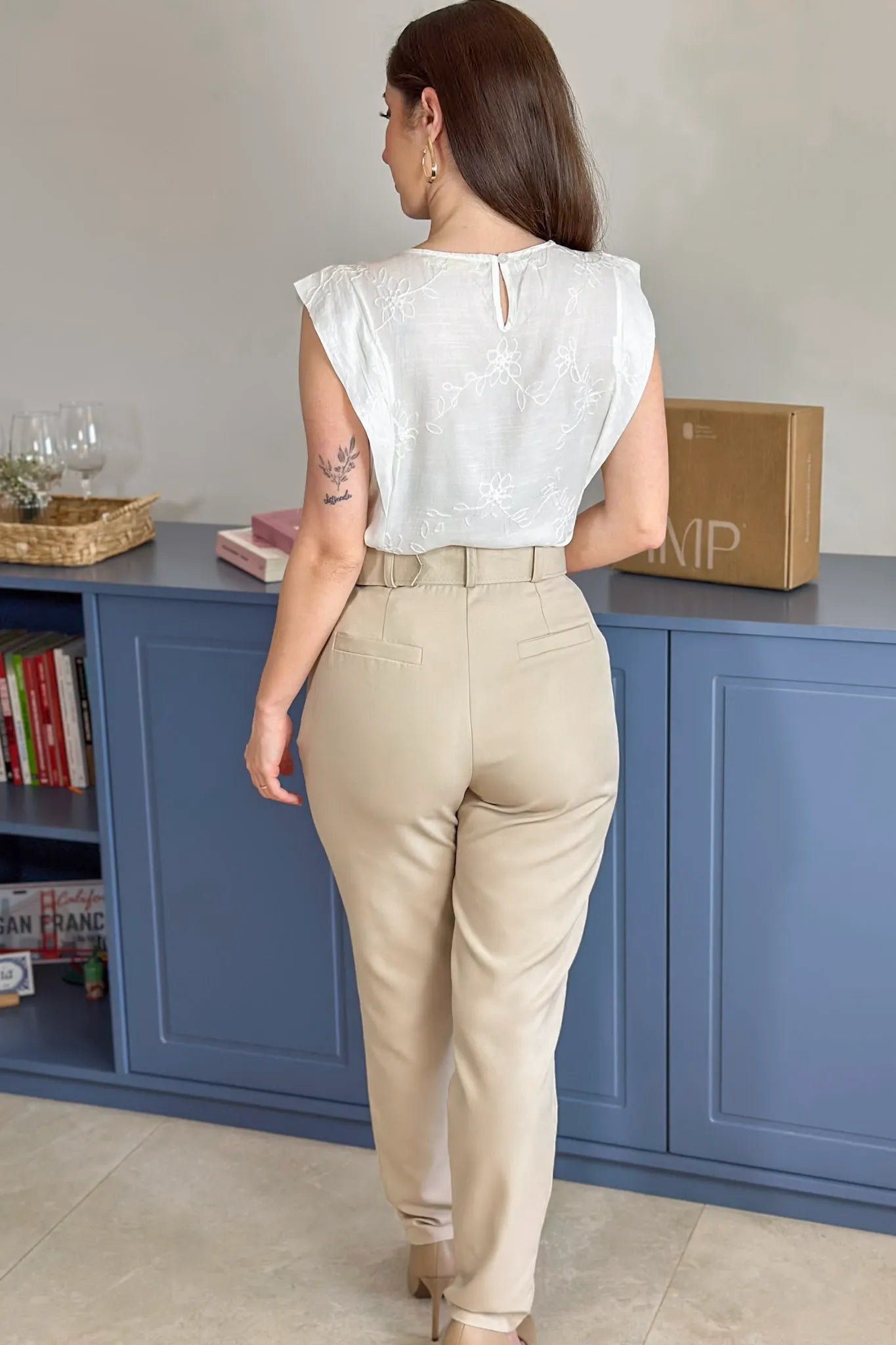 Conjunto: Blusa Regata Visco Delicata Detalhe Bordado Leonor Branca + Calça Cenoura Cinto Encapado Bege