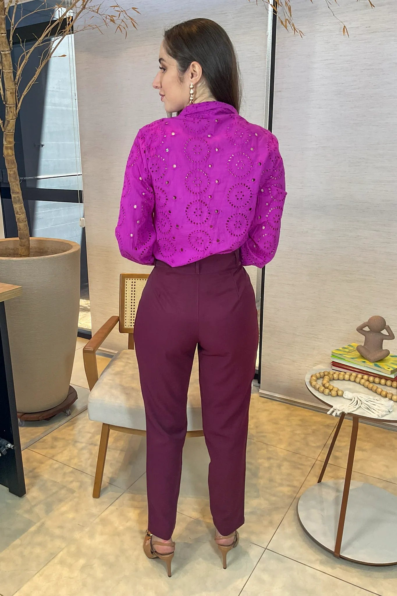 Conjunto: Camisa Manga Longa Em Laise Maia Fúcsia + Calça Corte Reto Alfaiataria Serena Laísa Marsala