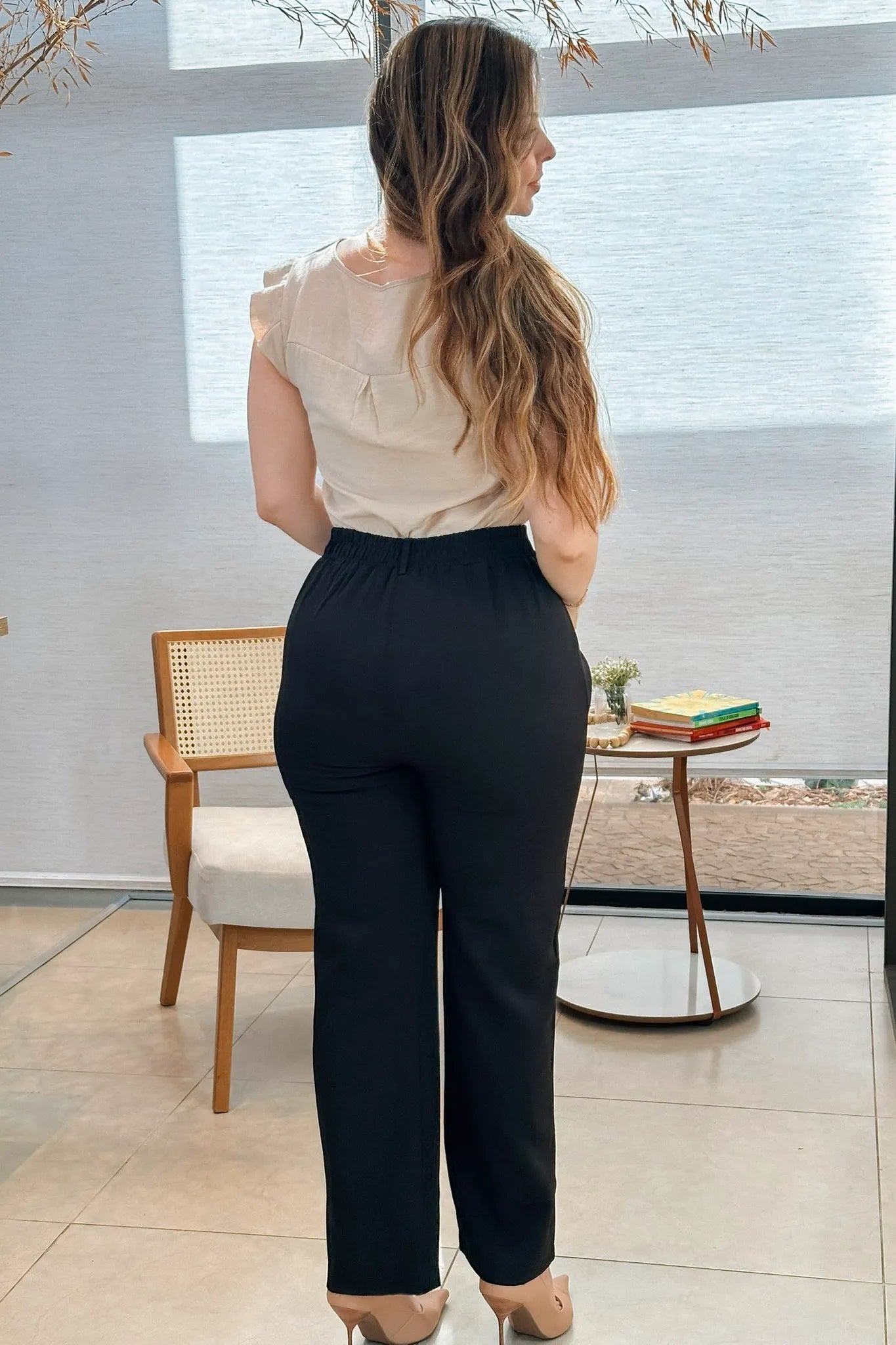 Conjunto: Blusa Babados Manga Detalhe Botão Visco Brise Yara Bege + Calça Pantalona Crepe Milano Detalhe Botão Encapado Elena Preta