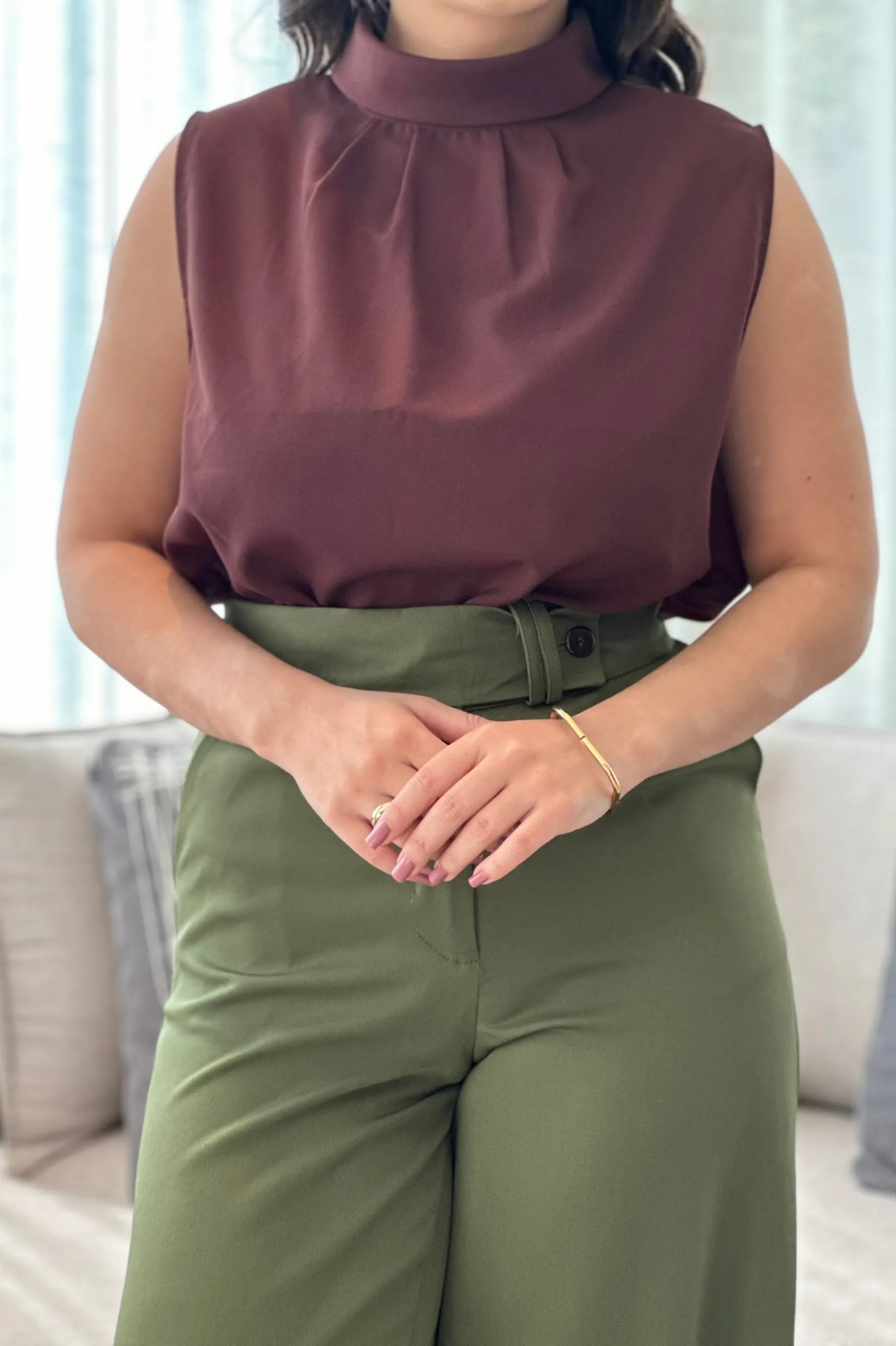 Conjunto: Blusa Regata Gola Alta Aline Marrom Escuro + Calça Pantalona Alfaiataria Mariane Verde Militar