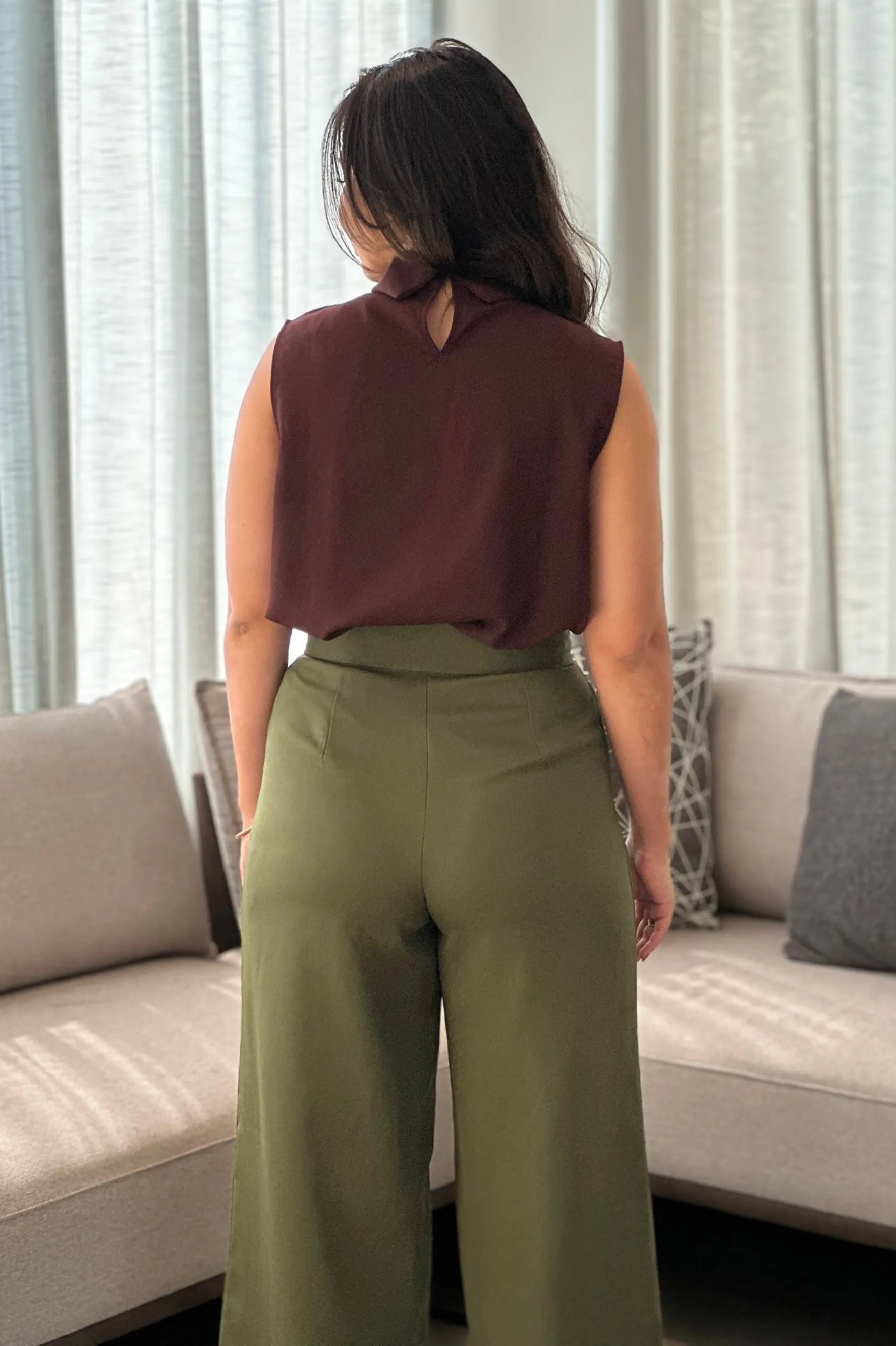 Conjunto: Blusa Regata Gola Alta Aline Marrom Escuro + Calça Pantalona Alfaiataria Mariane Verde Militar