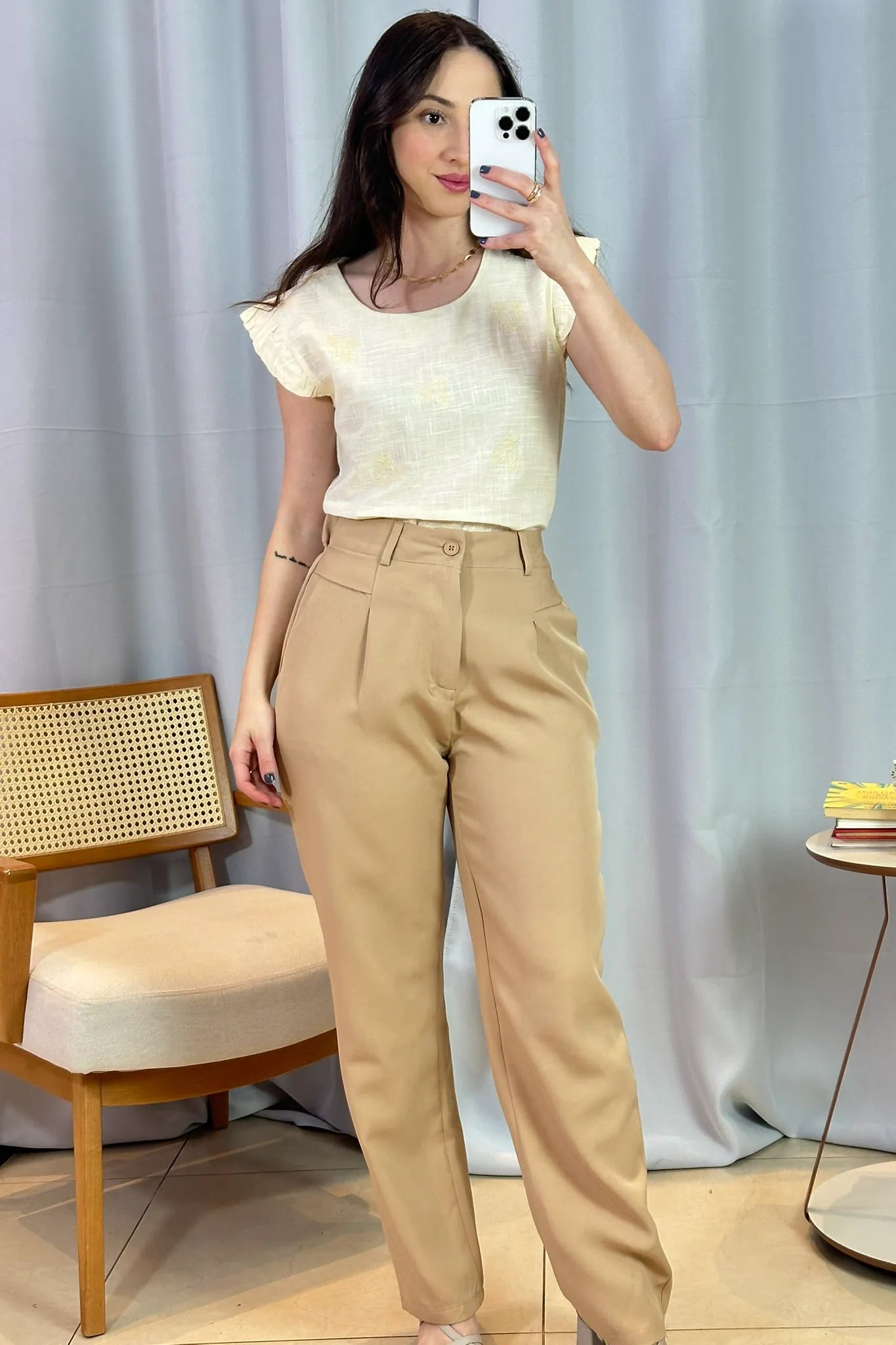 Conjunto: Blusa Manga Curta Em Algodão Textura Laise Michelle Bege + Calça Corte Reto Alfaiataria Detalhe Bolso Adriana Esteves Bege