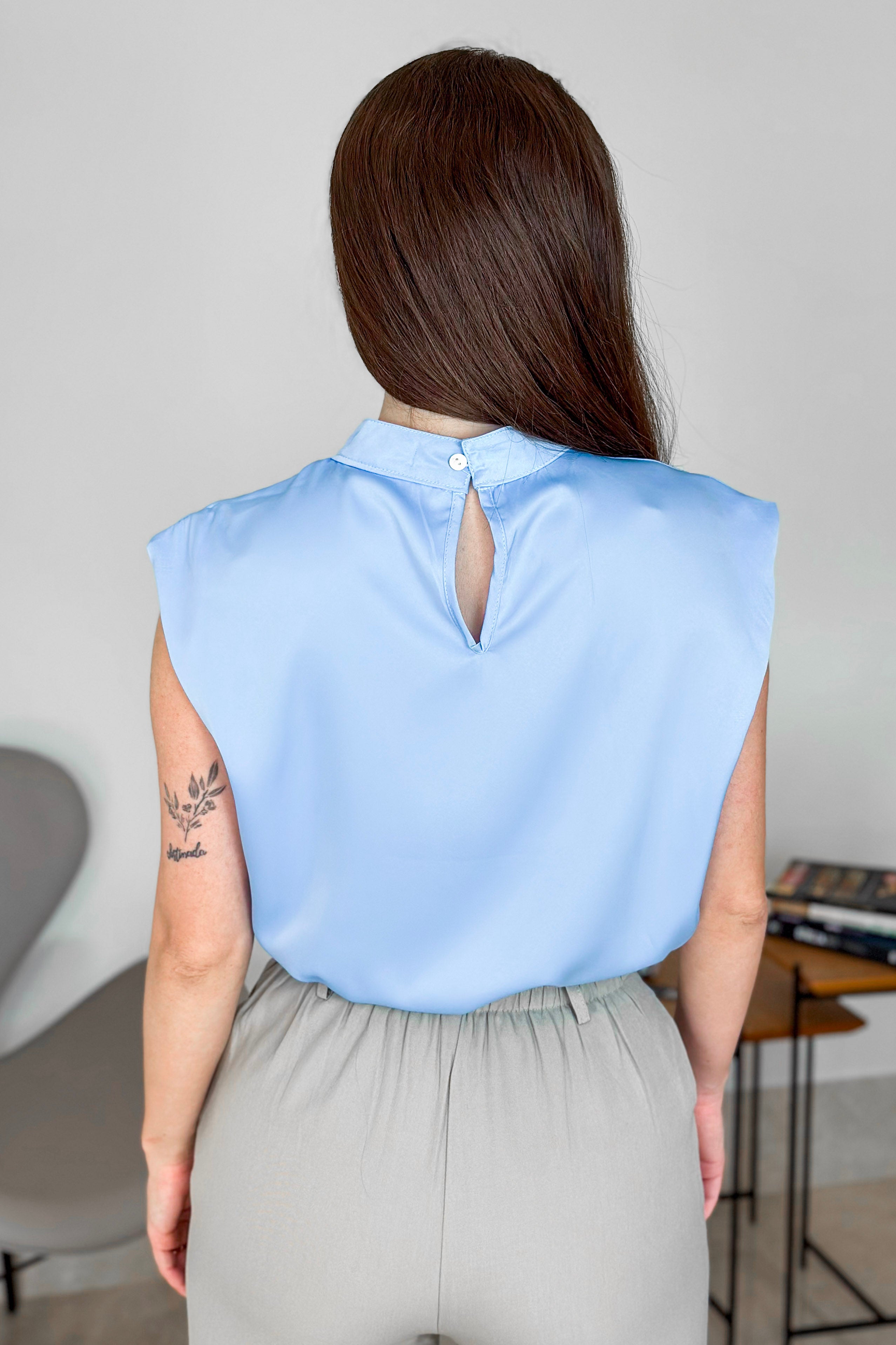 Blusa Regata em Poly Silk Detalhe Pregas Colo Lorrana Azul