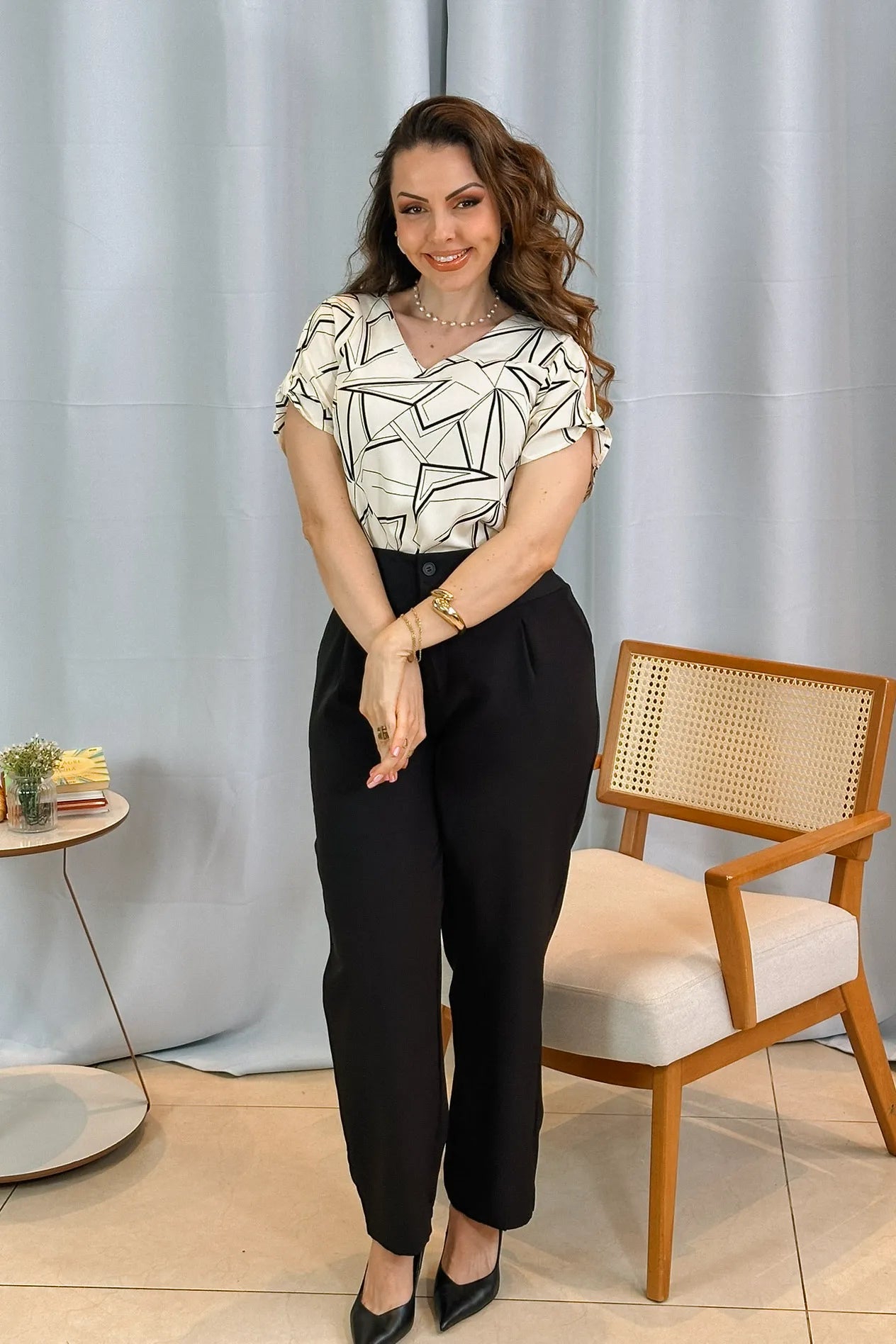 Conjunto: Blusa Manga Curta Decote "V" Crepe Classic Margot Estampada Creme + Calça Corte Reto Alfaiataria Detalhe Bolso Adriana Esteves Preta