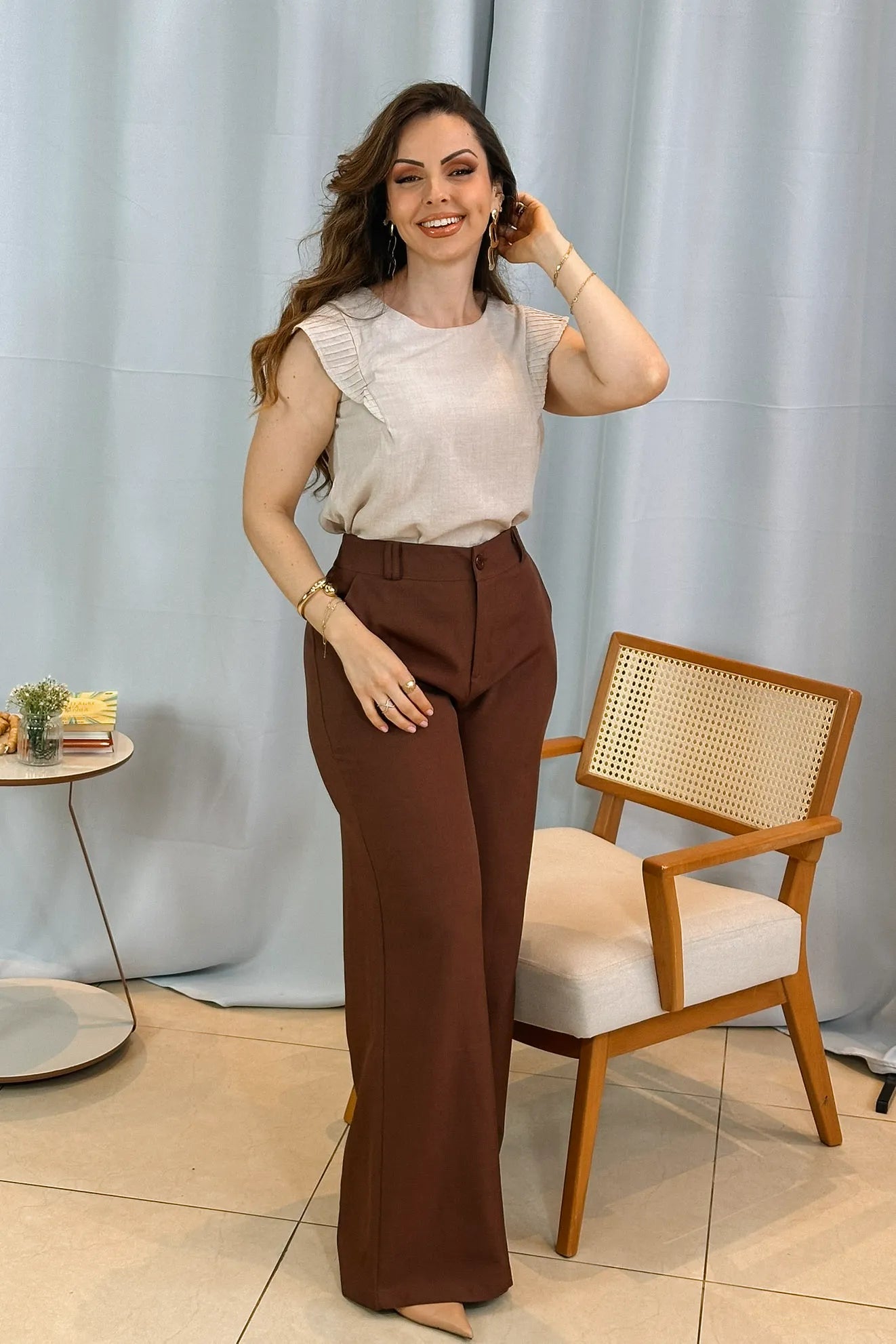 Conjunto: Blusa Regata Detalhe Babado Maísa Visco Essenza Bege + Calça Pantalona Alfaiataria Lux Detalhe Passador Grazi Massafera Marrom