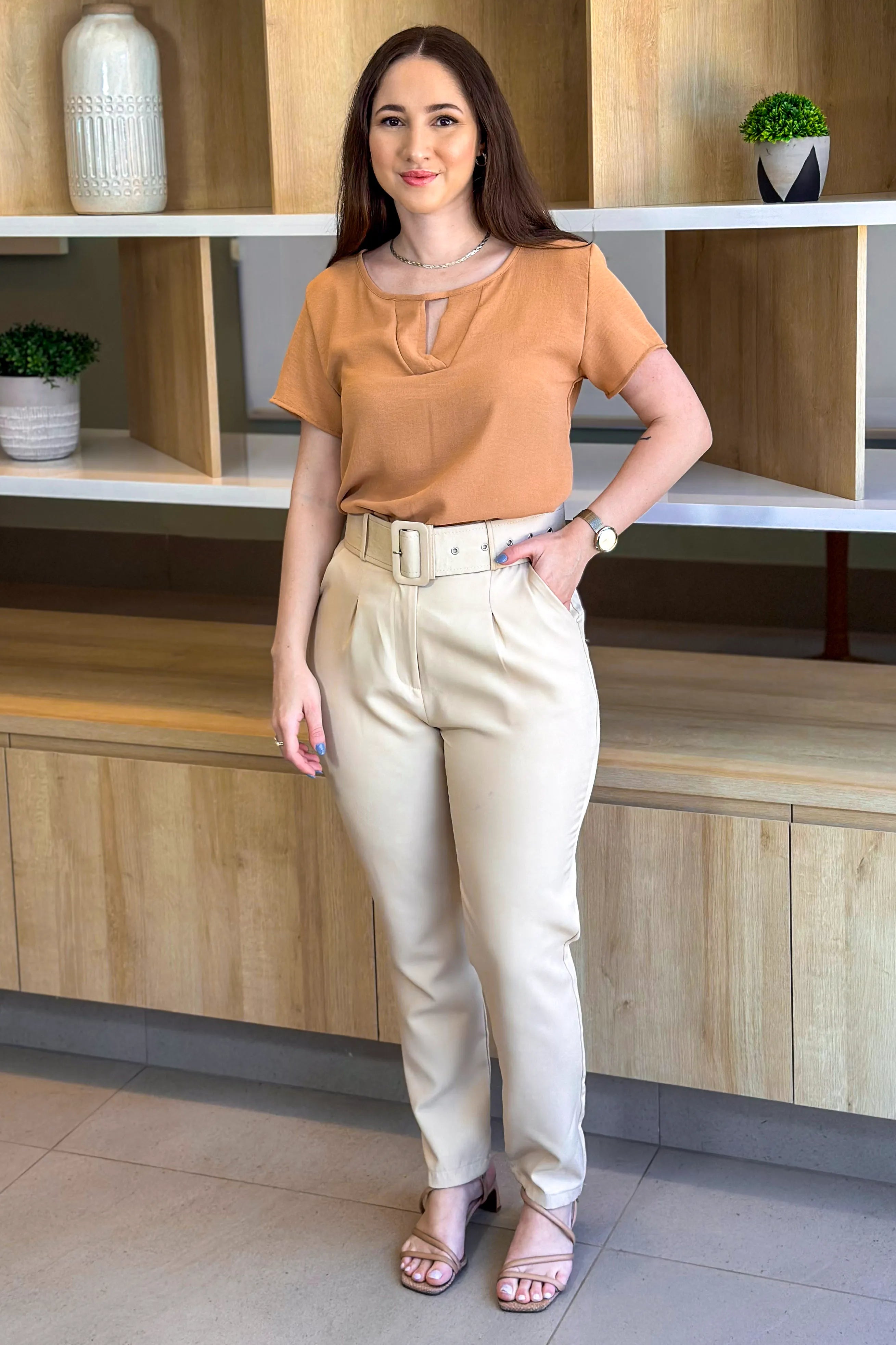 Conjunto: Blusa Manga Curta Detalhe Choker Jade Marrom + Calça Cenoura Cinto Encapado Bege