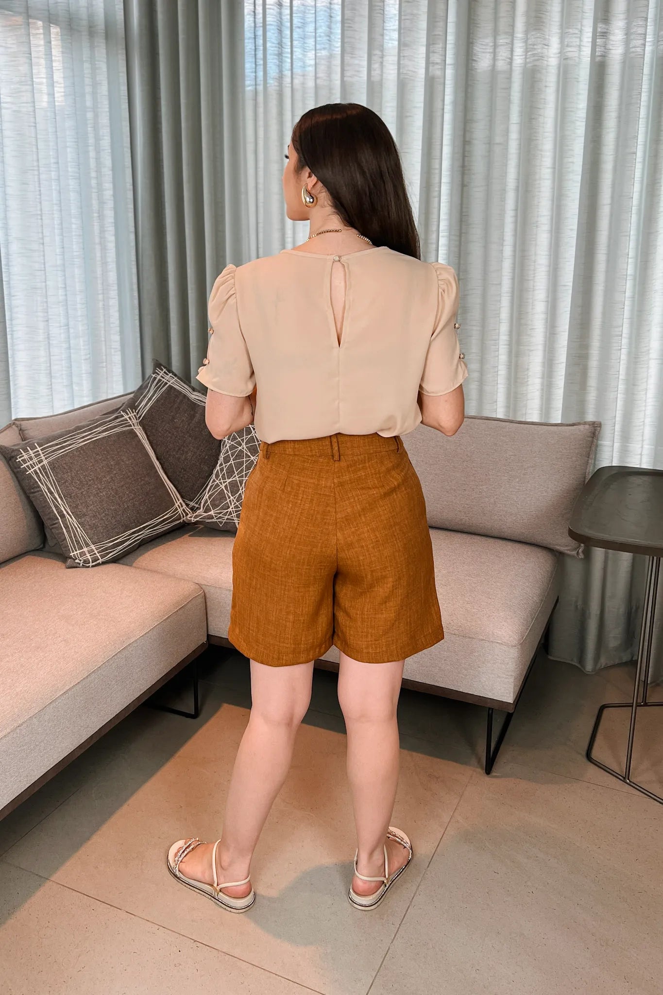 Conjunto: Blusa Manga Curta Detalhe Botões Karen Bege + Short Em Linho Antônia Marrom