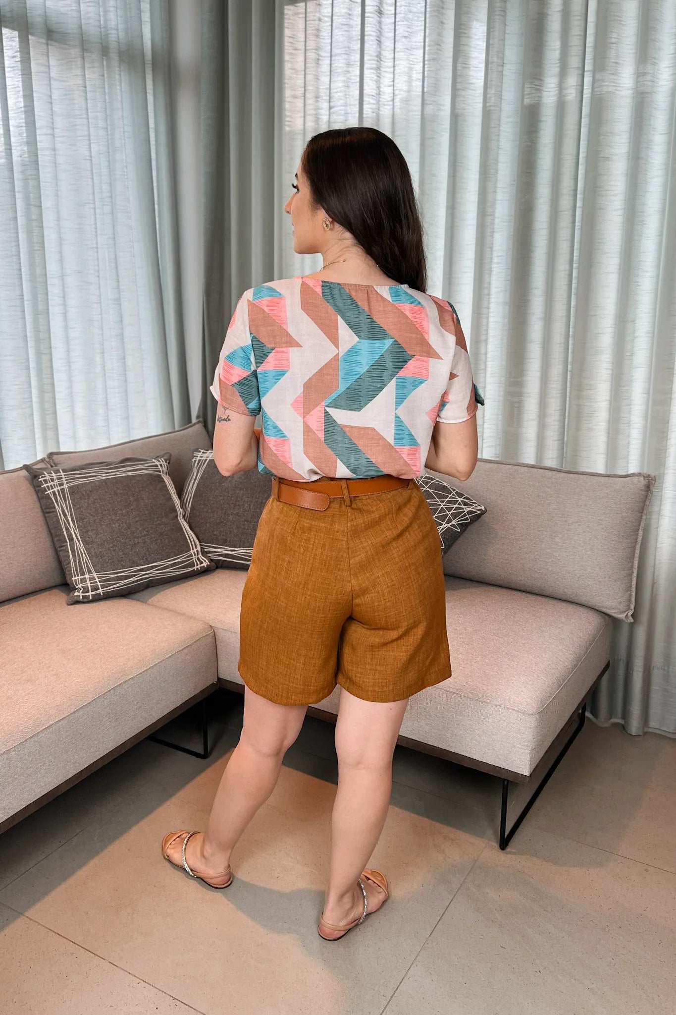 Conjunto: Blusa Manga Curta Estampa Geométrica Giulia Bege + Short Em Linho Antônia Marrom