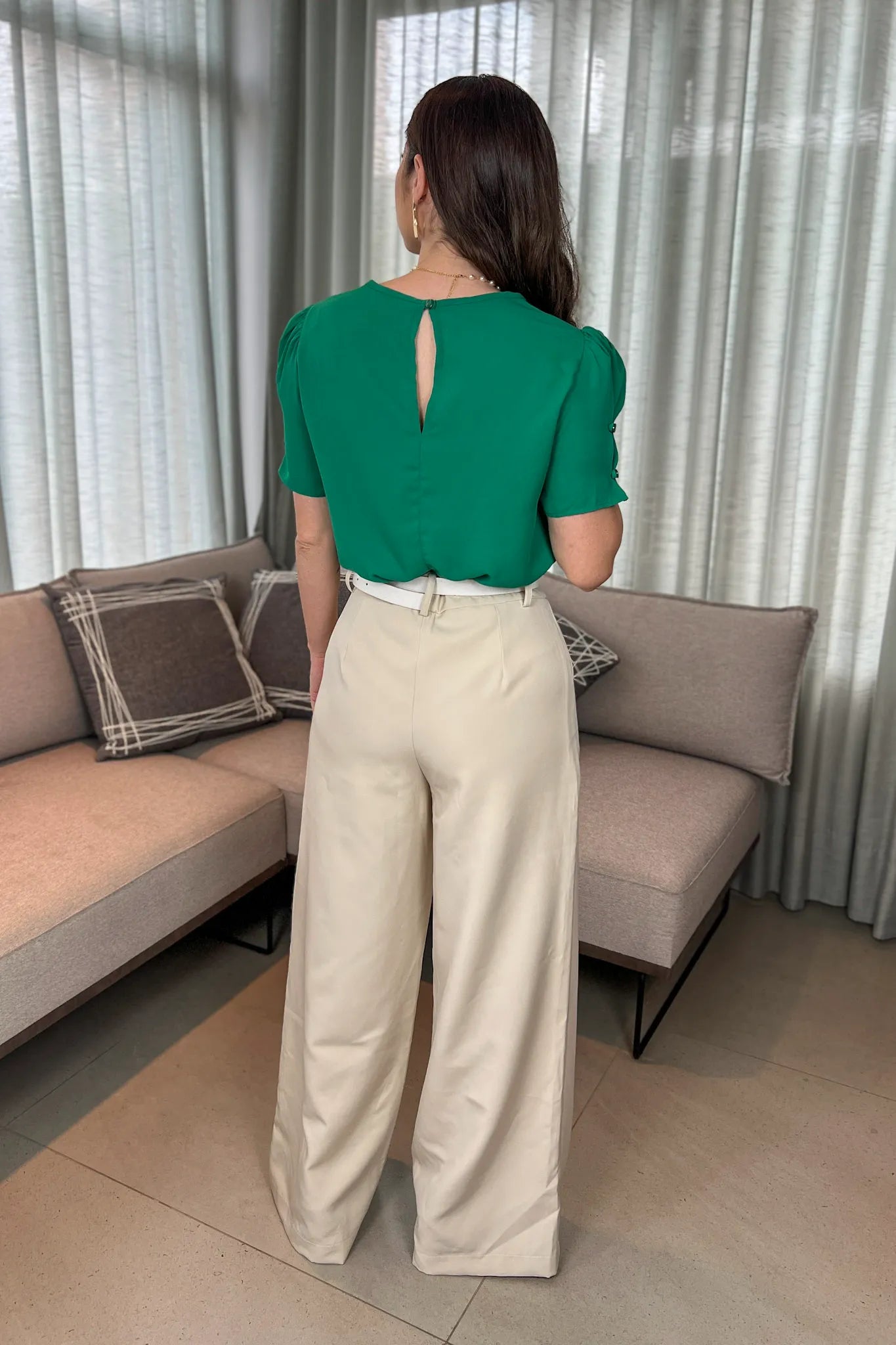 Conjunto: Blusa Manga Curta Detalhe Botões Karen Verde Bandeira + Calça Pantalona Detalhe Passador Marina Creme