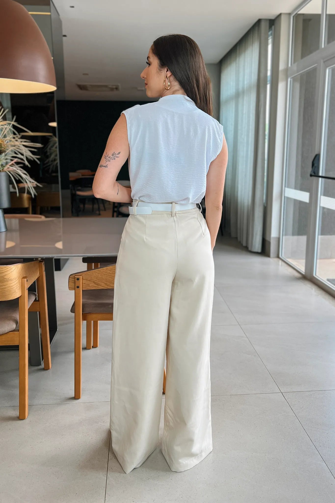 Conjunto: Blusa Textura Regata Decote "V" Tatiana Branca + Calça Pantalona Detalhe Passador Marina Creme