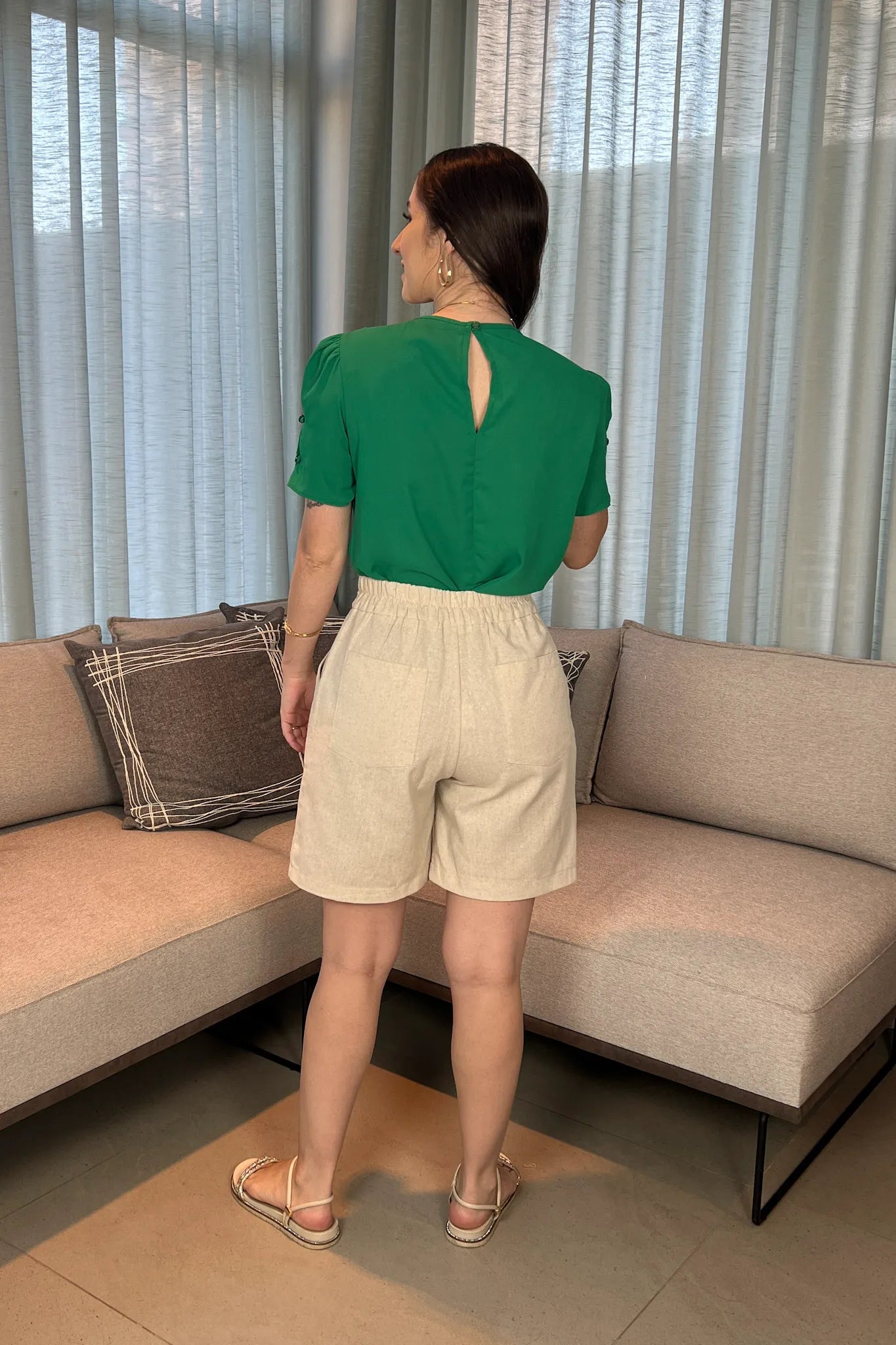 Conjunto: Blusa Manga Curta Detalhe Botões Karen Verde Bandeira + Short Em Linho Abigail Bege