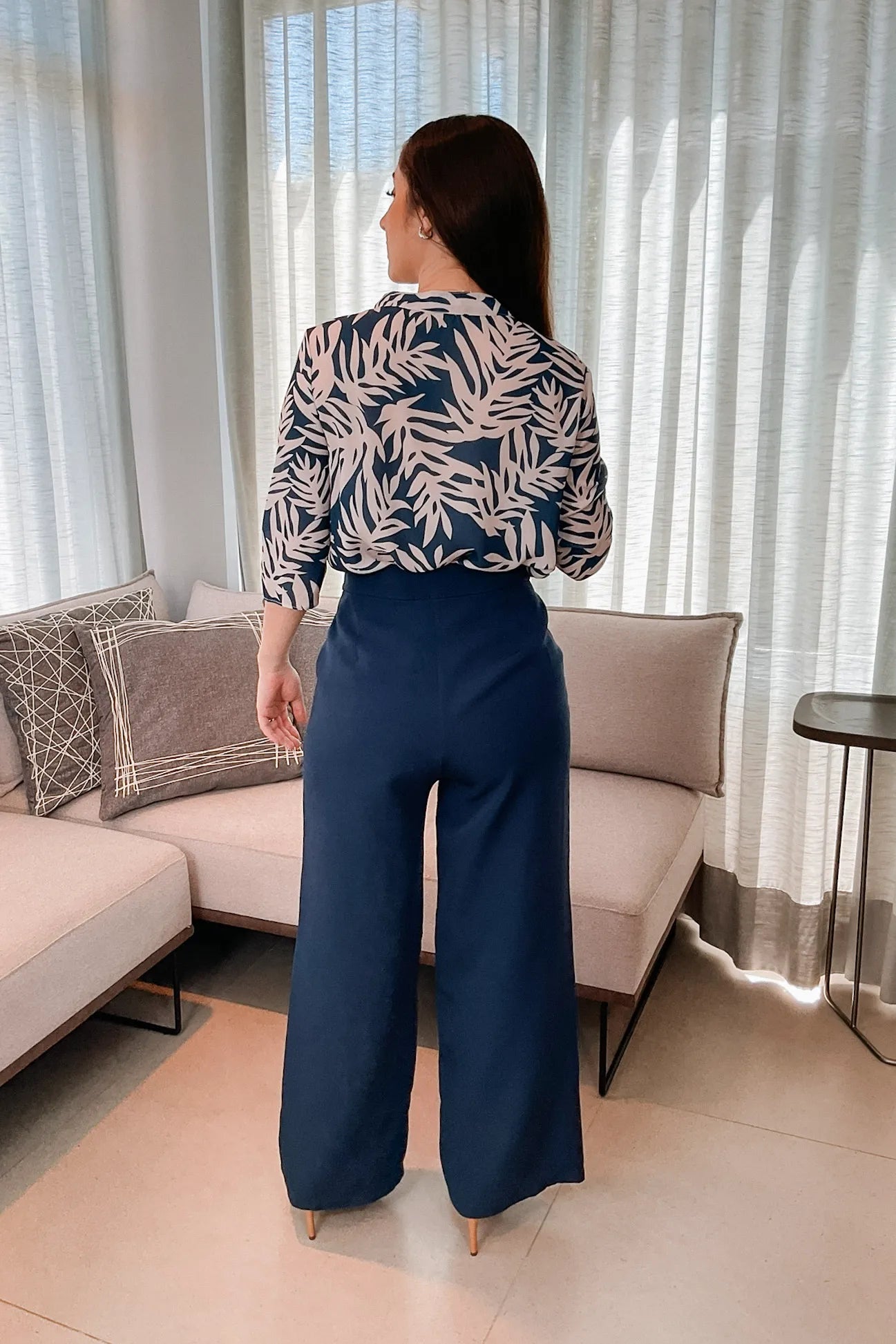 Conjunto: Blusa Manga 3/4 Decote "V" Deise Estampada Azul + Calça Pantalona Alfaiataria Mariane Azul Marinho