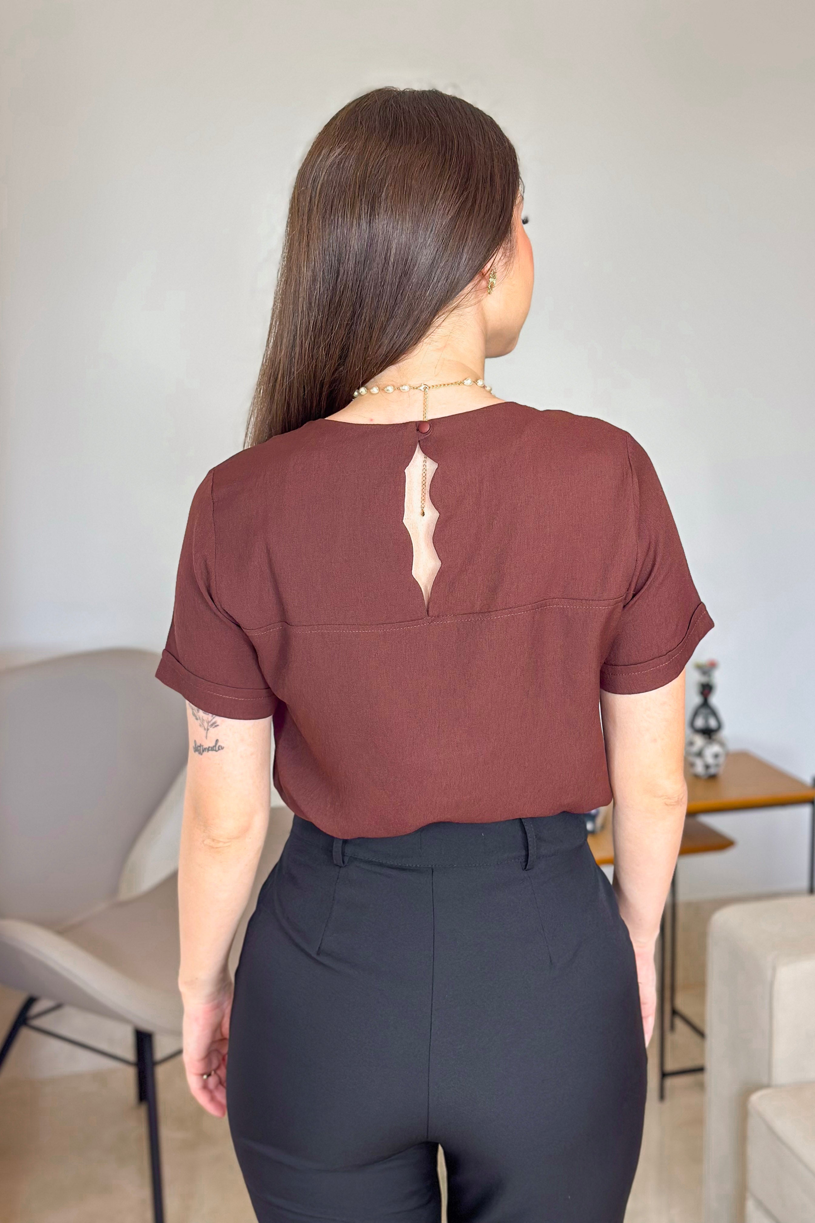 Blusa Manga Curta Em Visco Soft Recorte Costa Detalhe Ondulado Julieta Marrom