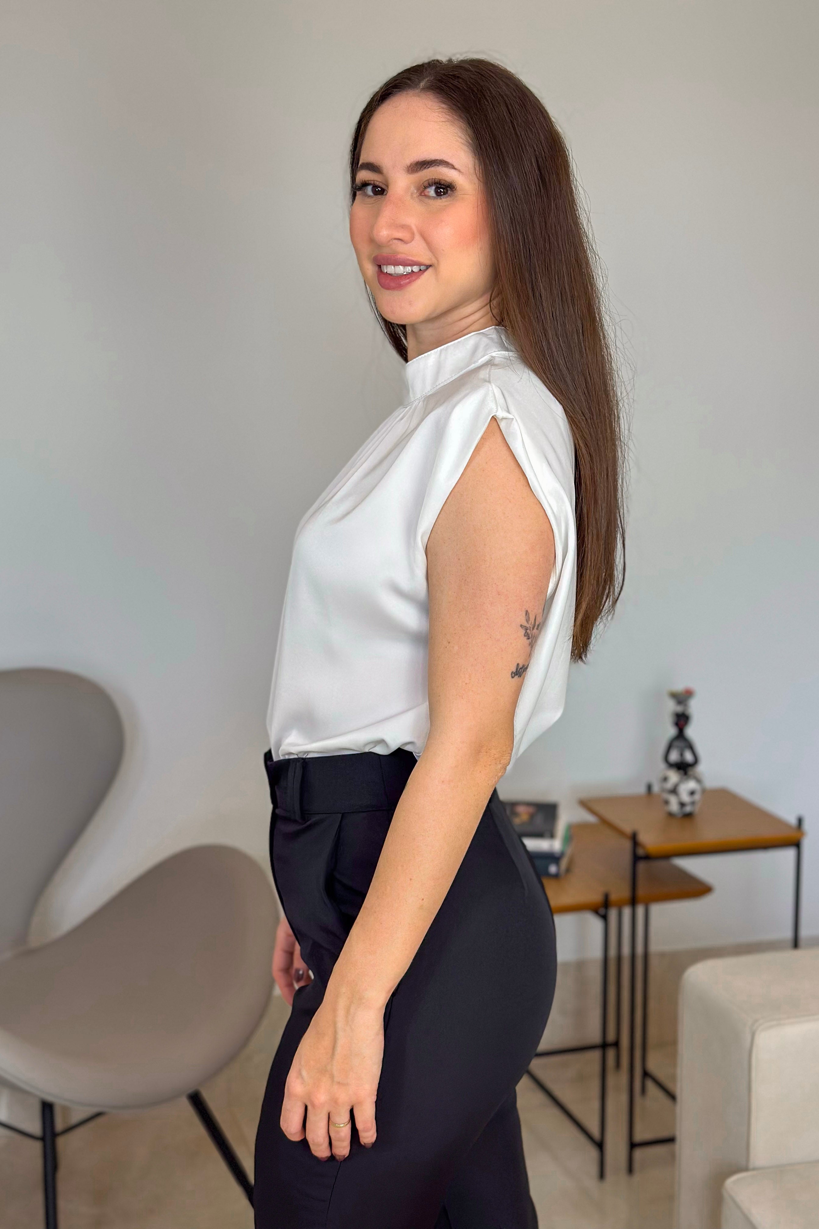Blusa Regata em Poly Silk Detalhe Pregas Colo Lorrana Branca