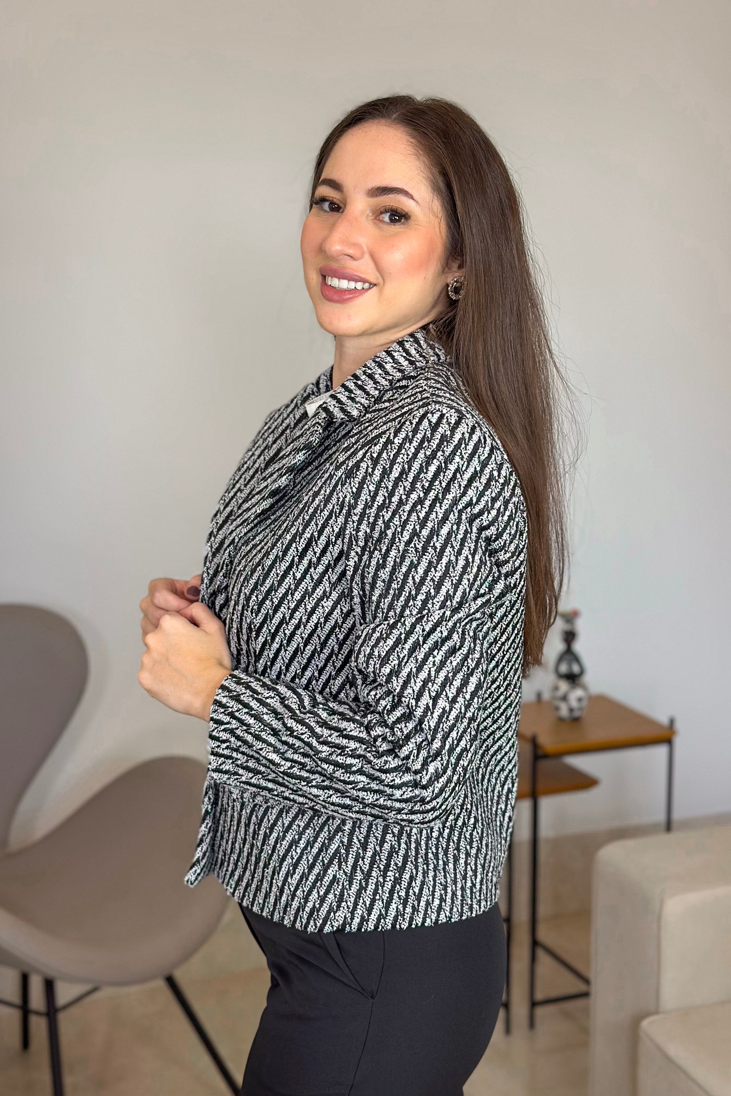 Casaco Clássico Em Chevron Madalena Estampado Preto