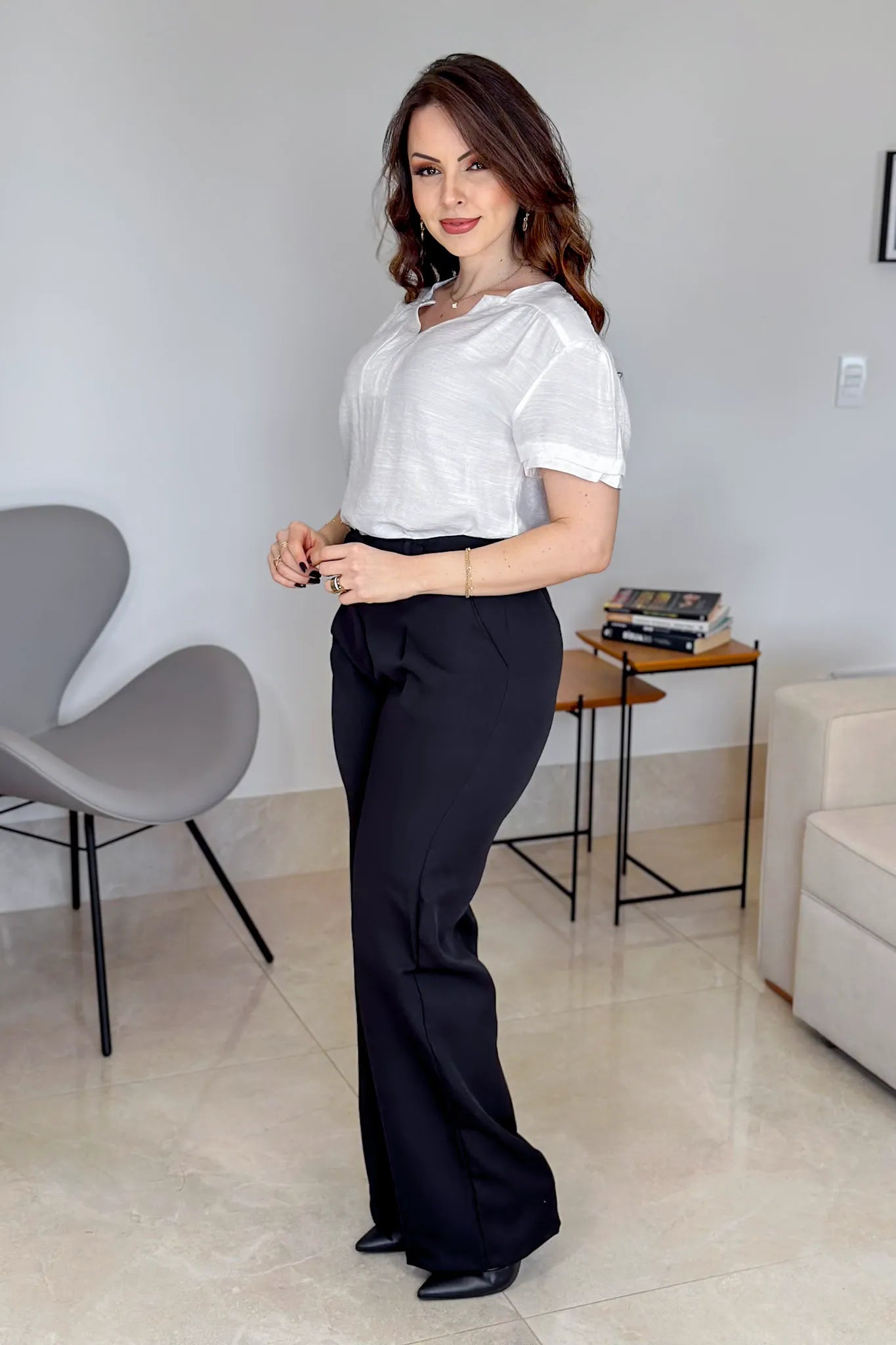 Conjunto: Blusa Manga Curta Decote "V" Graziela Branca + Calça Corte Reto Detalhe Cinto Priscila Preta