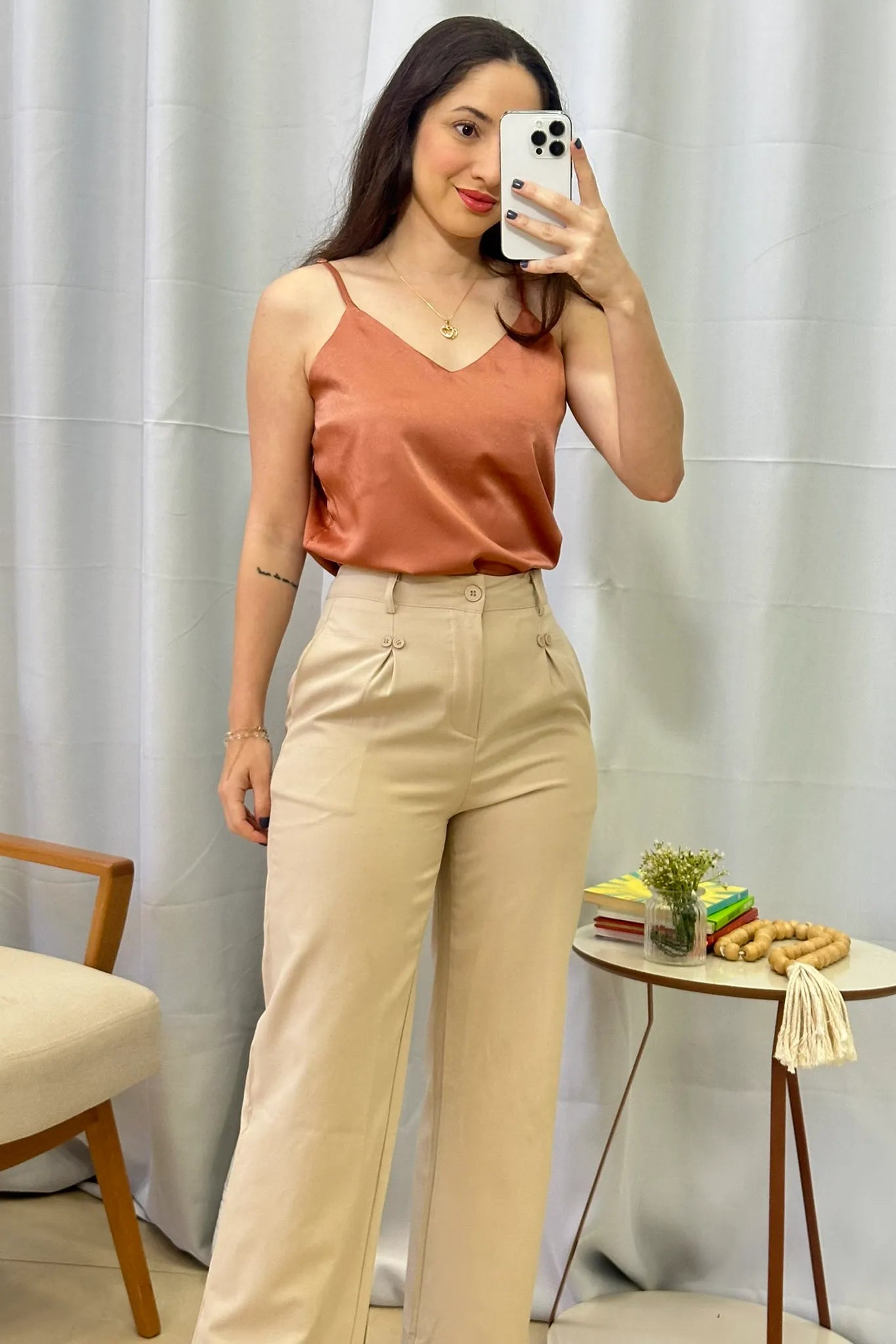 Conjunto: Blusa Regata Decote "V" Acetinada Fernanda Torres Terracota + Calça Pantalona Detalhe Botões Crepe Alfaiataria Larissa Bege