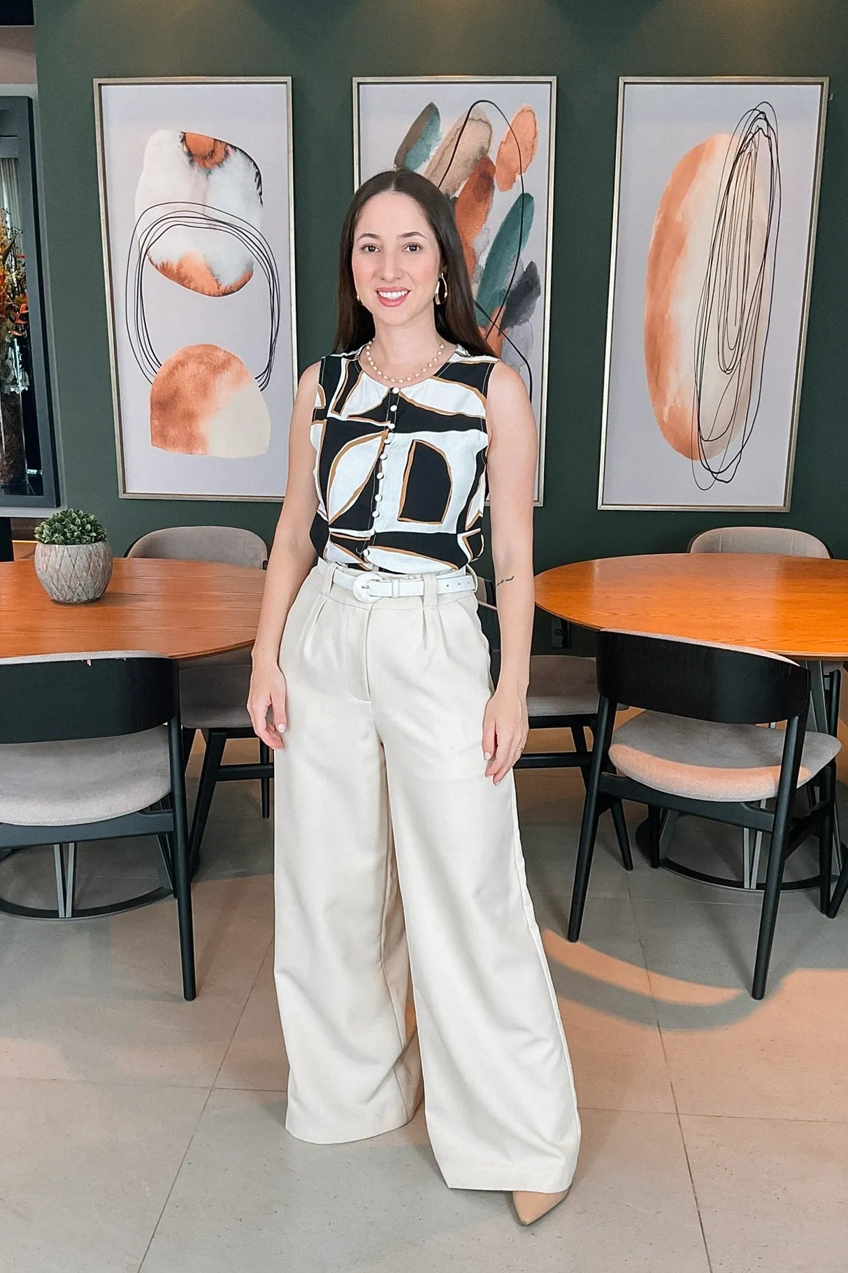 Conjunto: Blusa Viscose Regata Botões Vazado Fatima Estampada Preta + Calça Pantalona Detalhe Passador Marina Creme