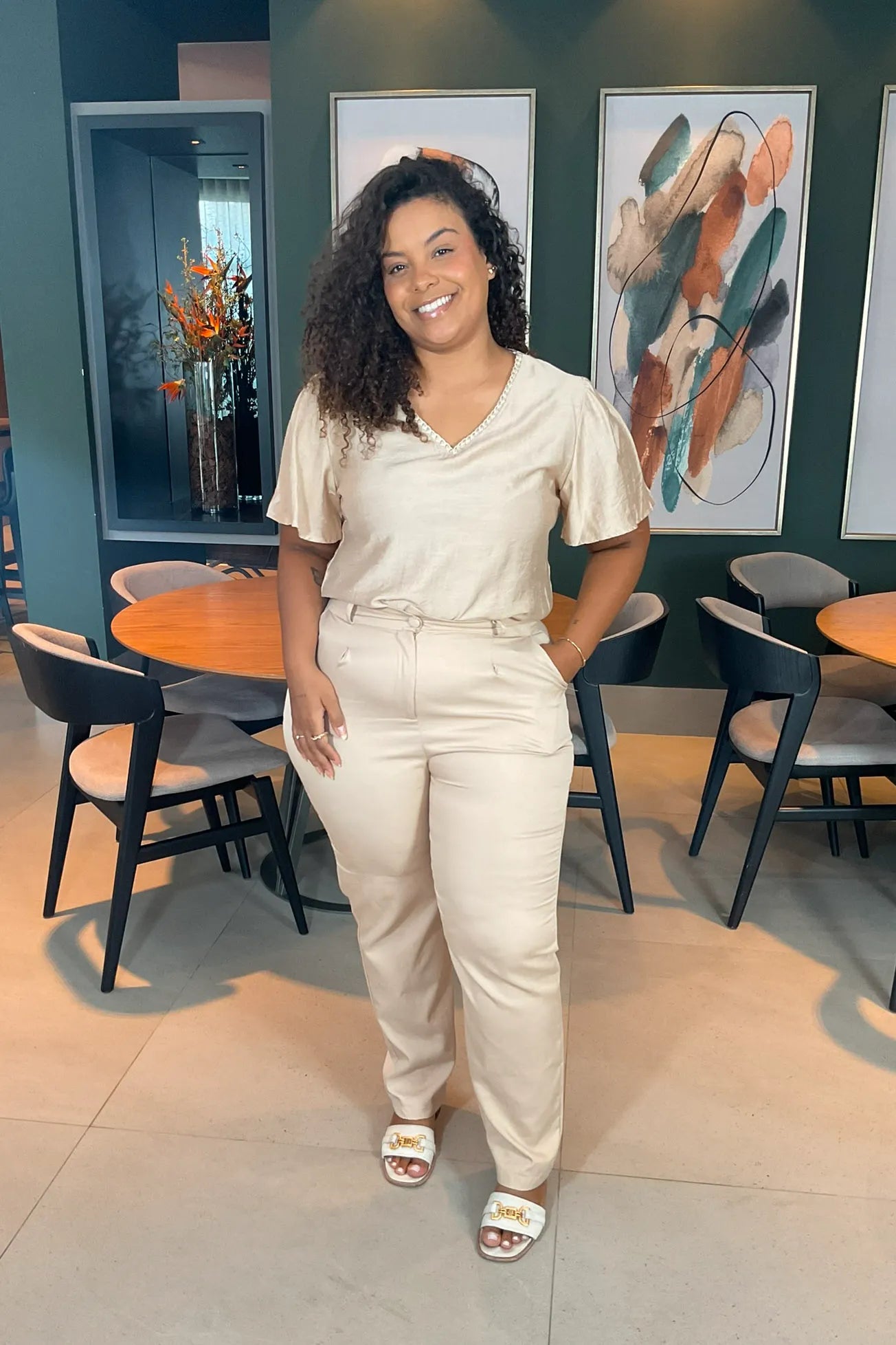 Conjunto: Blusa Manga Curta Visco Acetinado Decote "V" Detalhe Gola Plus Size Cassia Bege + Calça Cenoura Cinto Encapado Bege