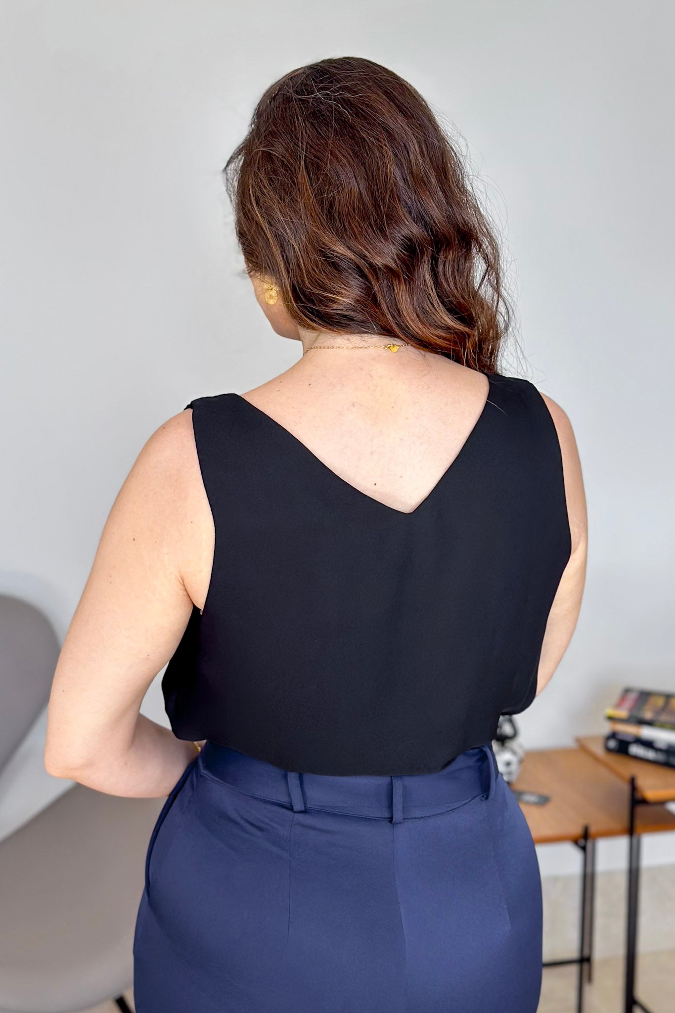 Blusa Regata Lisa Decote "V" Sabrina Preta