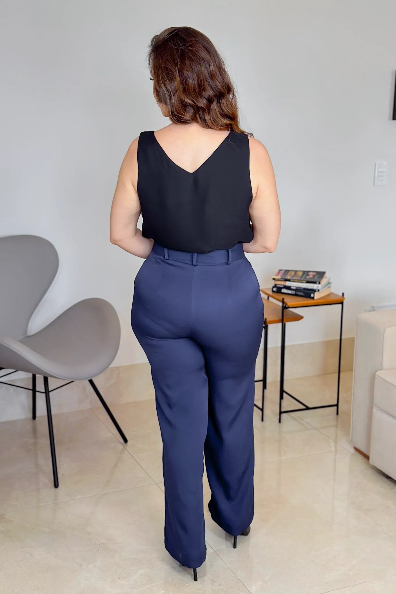 Conjunto: Blusa Regata Lisa Decote "V" Sabrina Preta + Calça Corte Reto Detalhe Cinto Priscila Azul Marinho