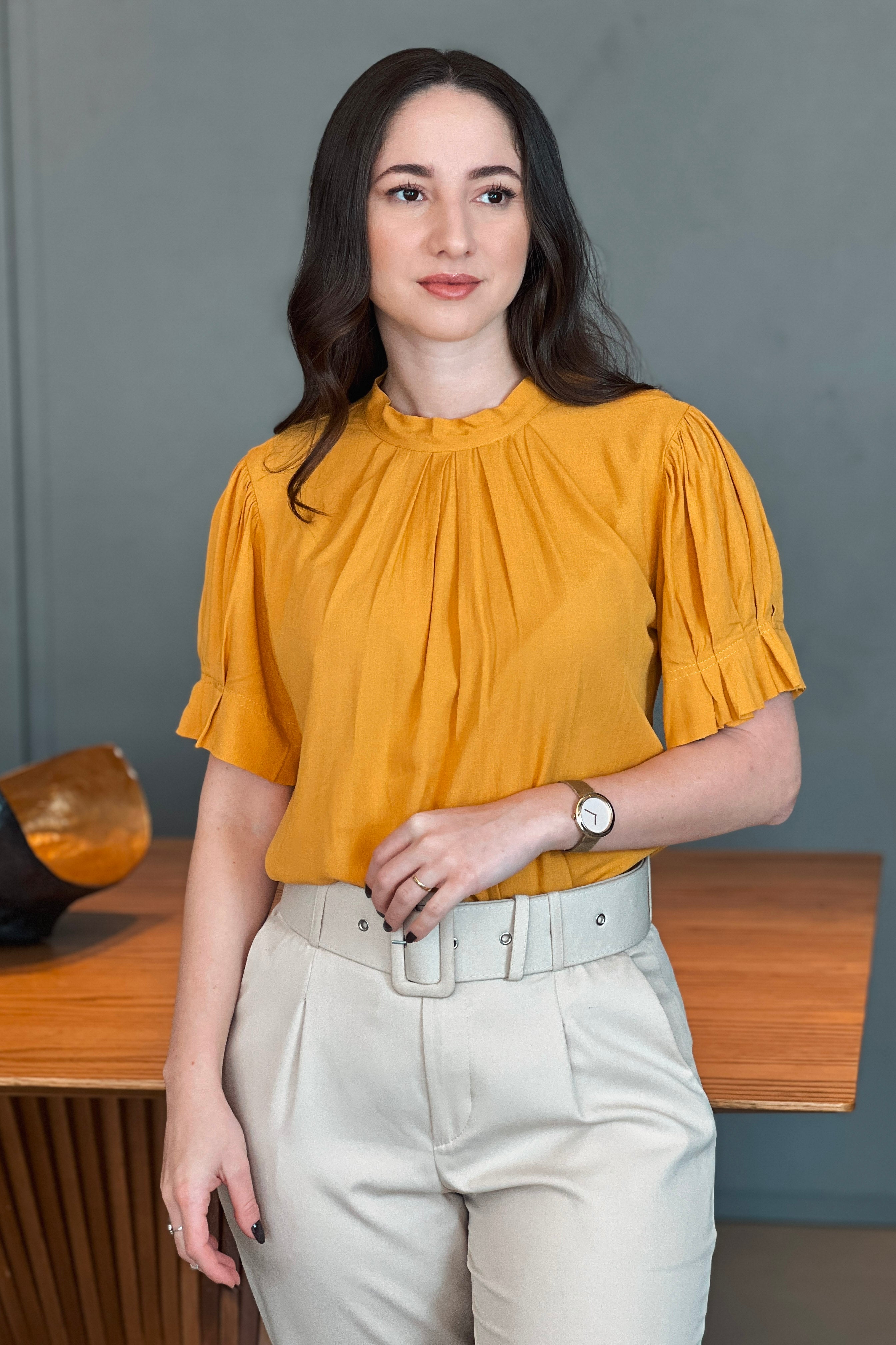 Blusa Manga Curta Plissada Viscose Juliana Mostarda