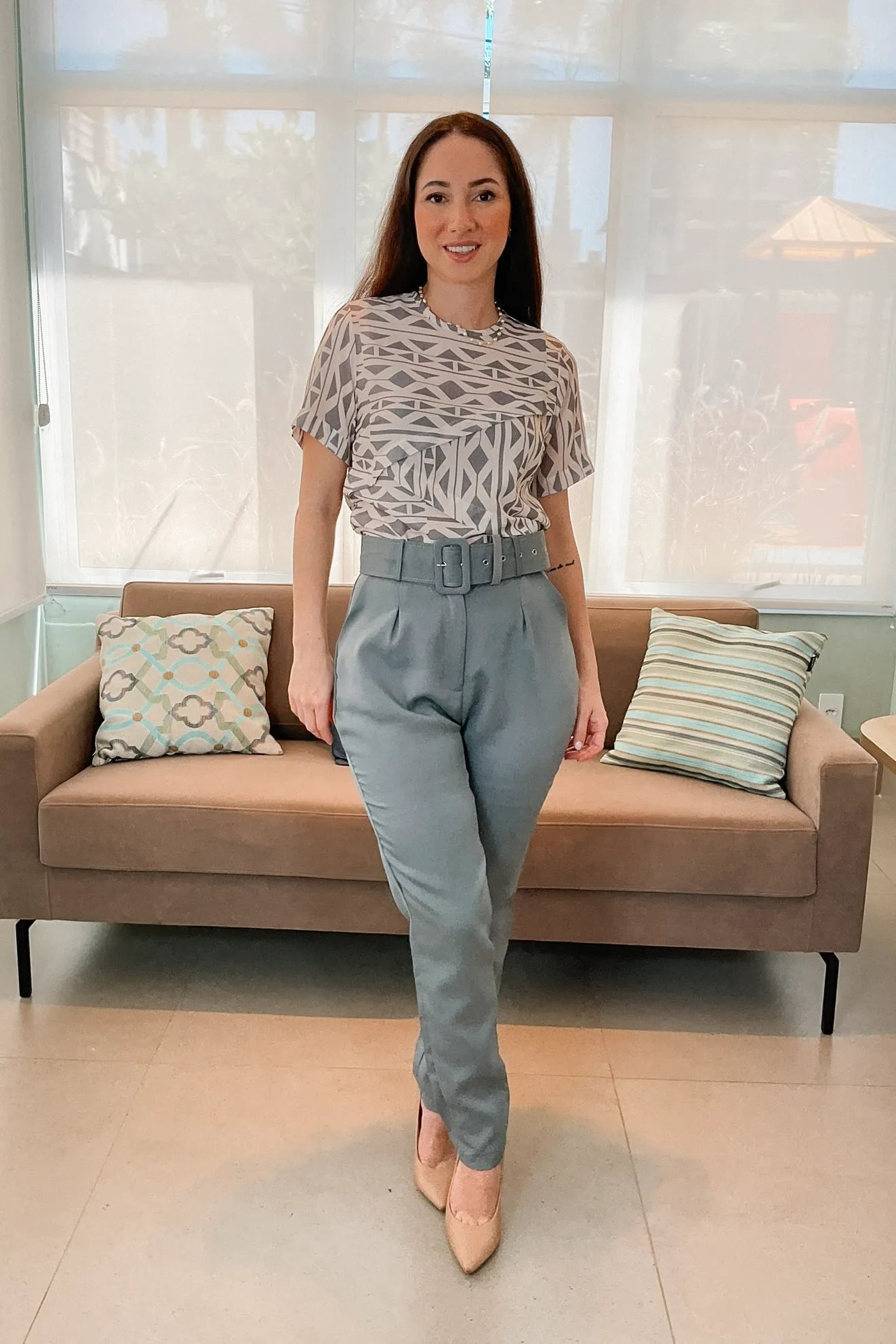 Conjunto: Blusa Manga Curta Crepe Touch Detalhe Assimétrico Denise Estampada Cinza + Calça Cenoura Cinto Encapado Cinza