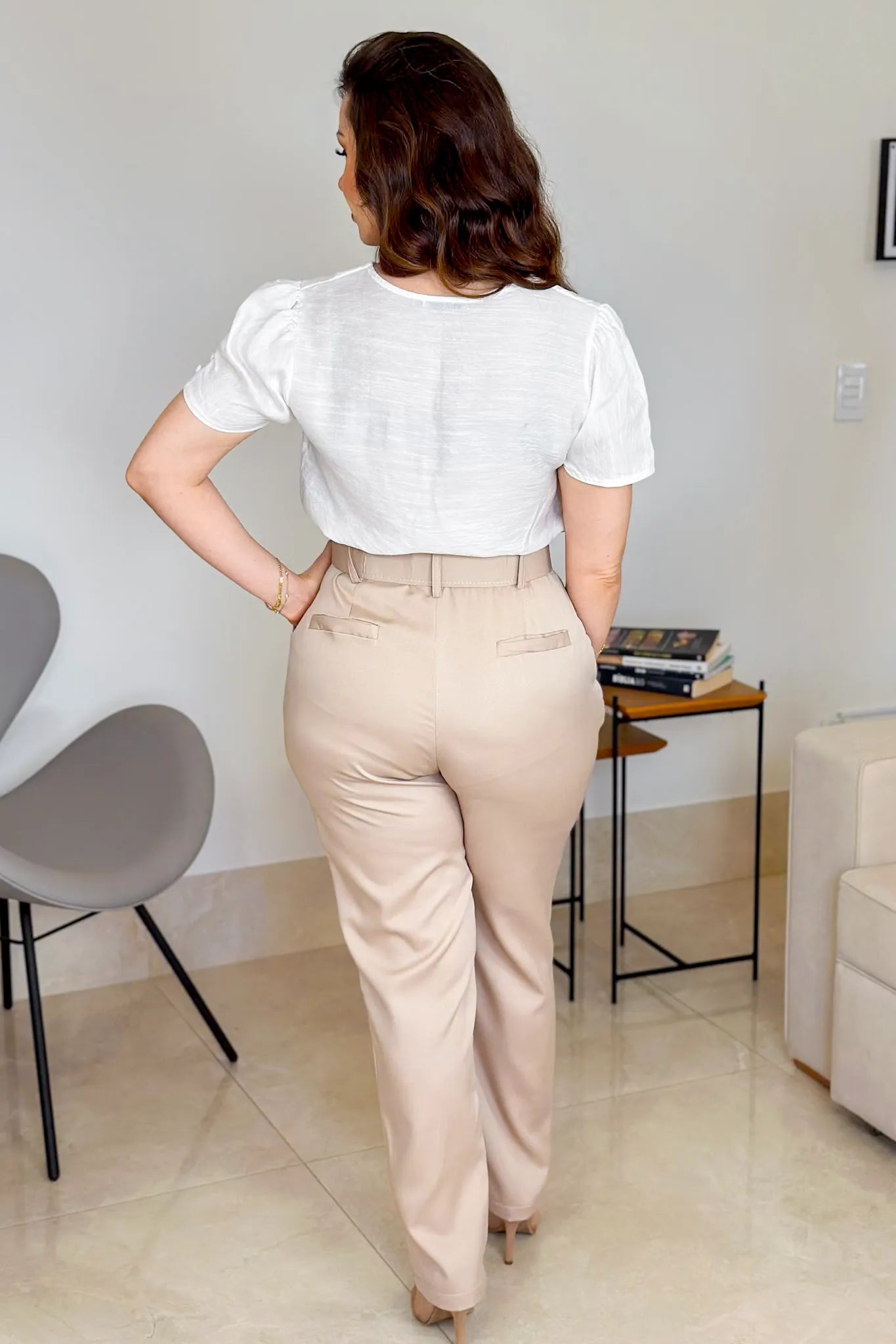 Conjunto: Blusa Manga Curta Decote "V" Detalhe Botões Lúcia Branca + Calça Cenoura Cinto Encapado Bege