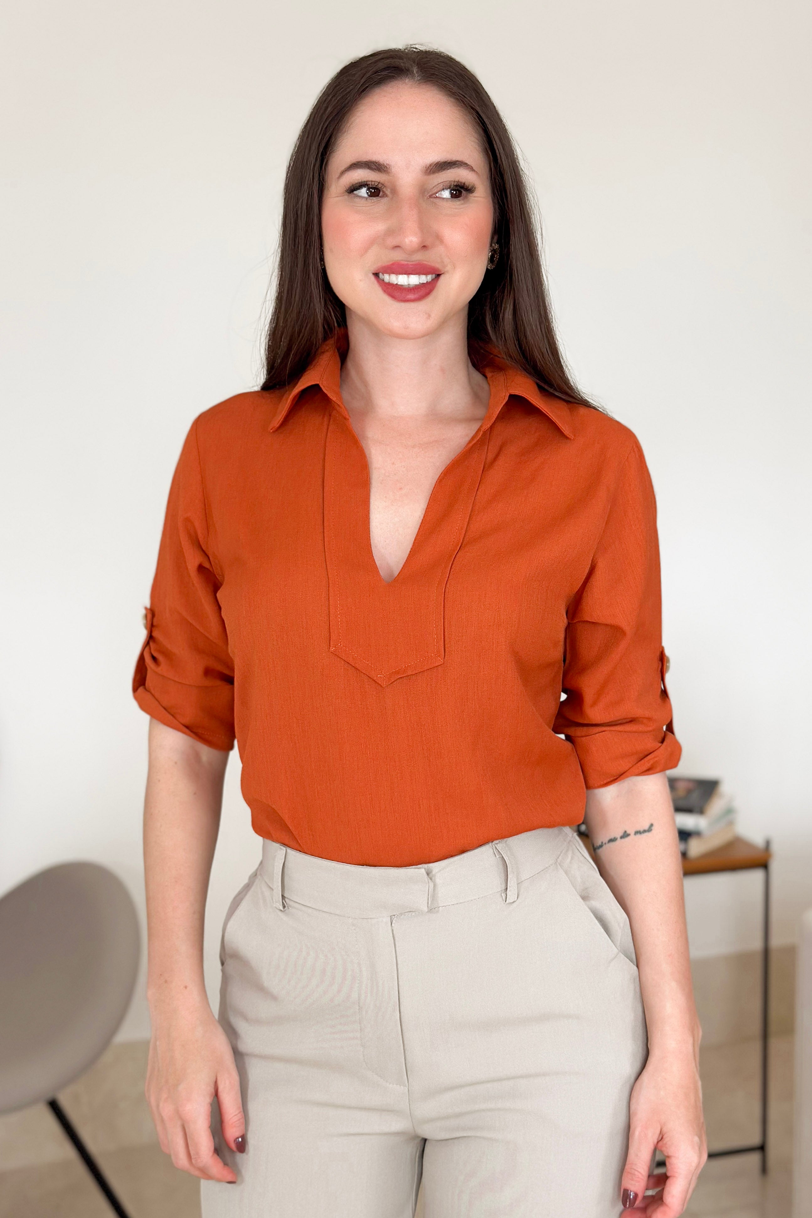 Blusa Manga 3/4 em Visco Soft Detalhe Botão Elisabeth Terracota