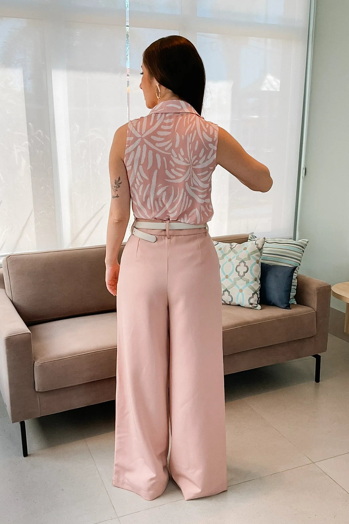 Conjunto: Regata Em Crepe Detalhe Gola Lídia Estampada Rosa + Calça Pantalona Detalhe Passador Marina Rosa Claro