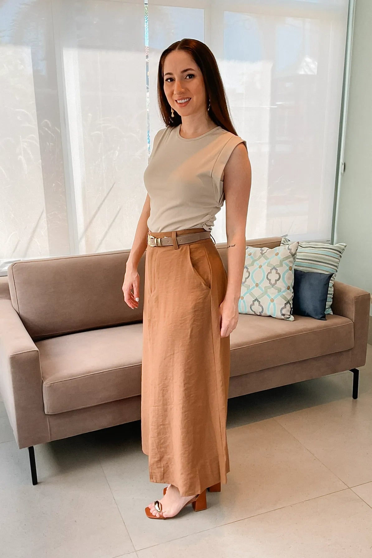Conjunto: Regata Canelada Soft Detalhe Elastico Lateral Pamela Creme + Saia Midi Visco Premium Carol Marrom