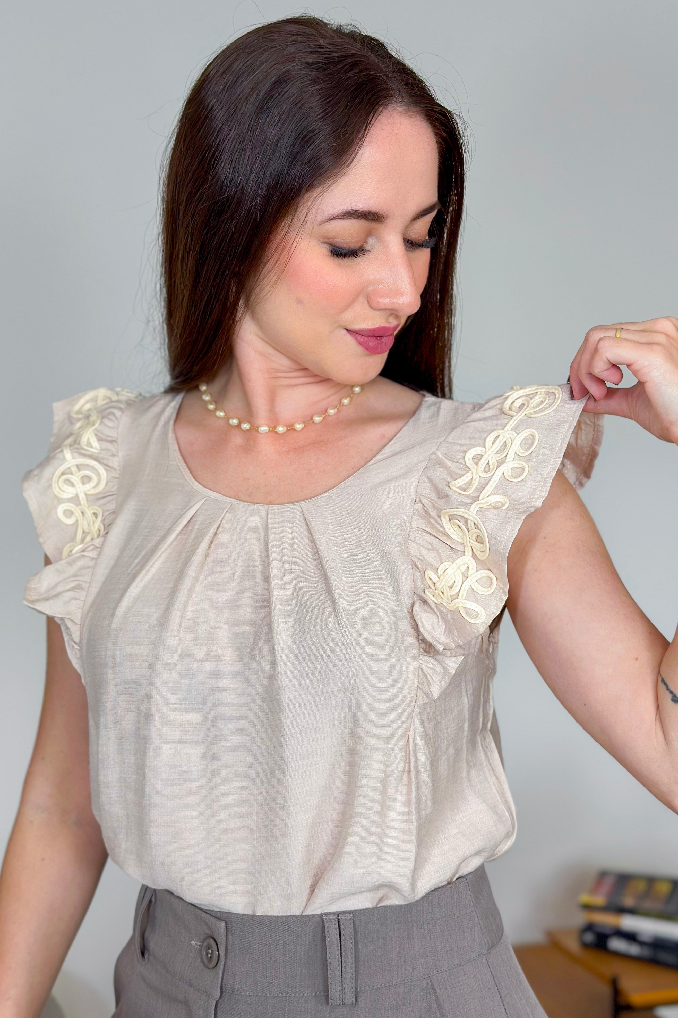 Blusa Regata em Visco Natural Detalhe Bordado Ombro Lilian Creme