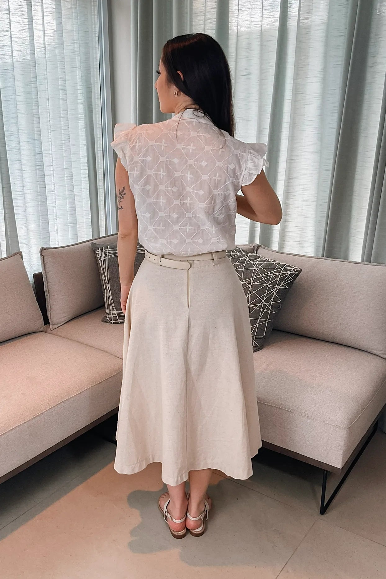 Conjunto: Blusa Decote "V" Babados Manga Laise Giovana Branca + Saia Midi Em Linho Com Cinto Charlotte Bege