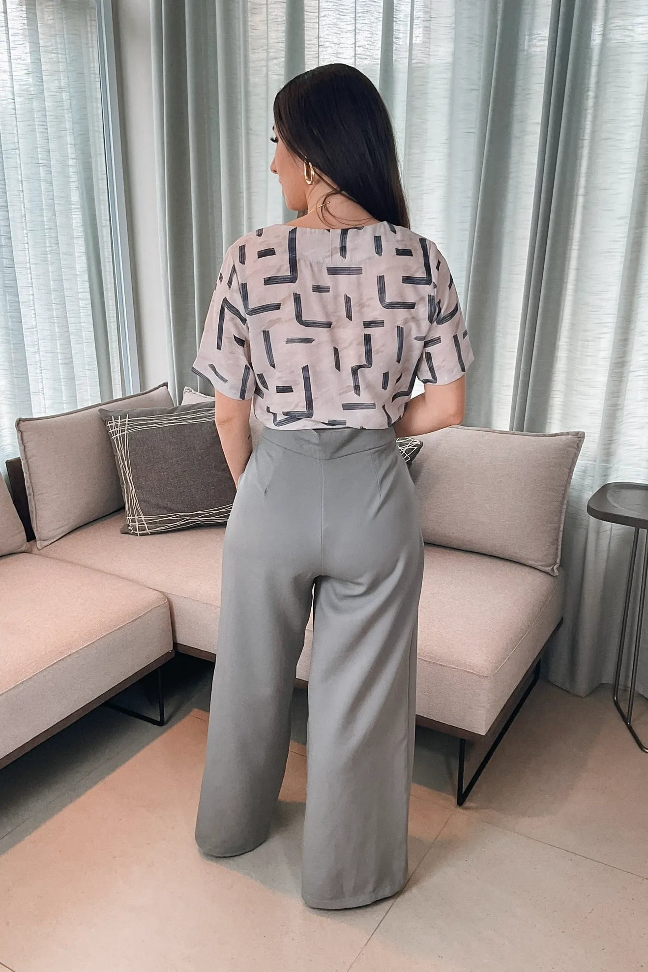 Conjunto: Blusa Manga Curta Em Crepe Touch Estampa Assimetrica Decote "V" Bruna Estampada Cinza + Calça Pantalona Alfaiataria Mariane Cinza