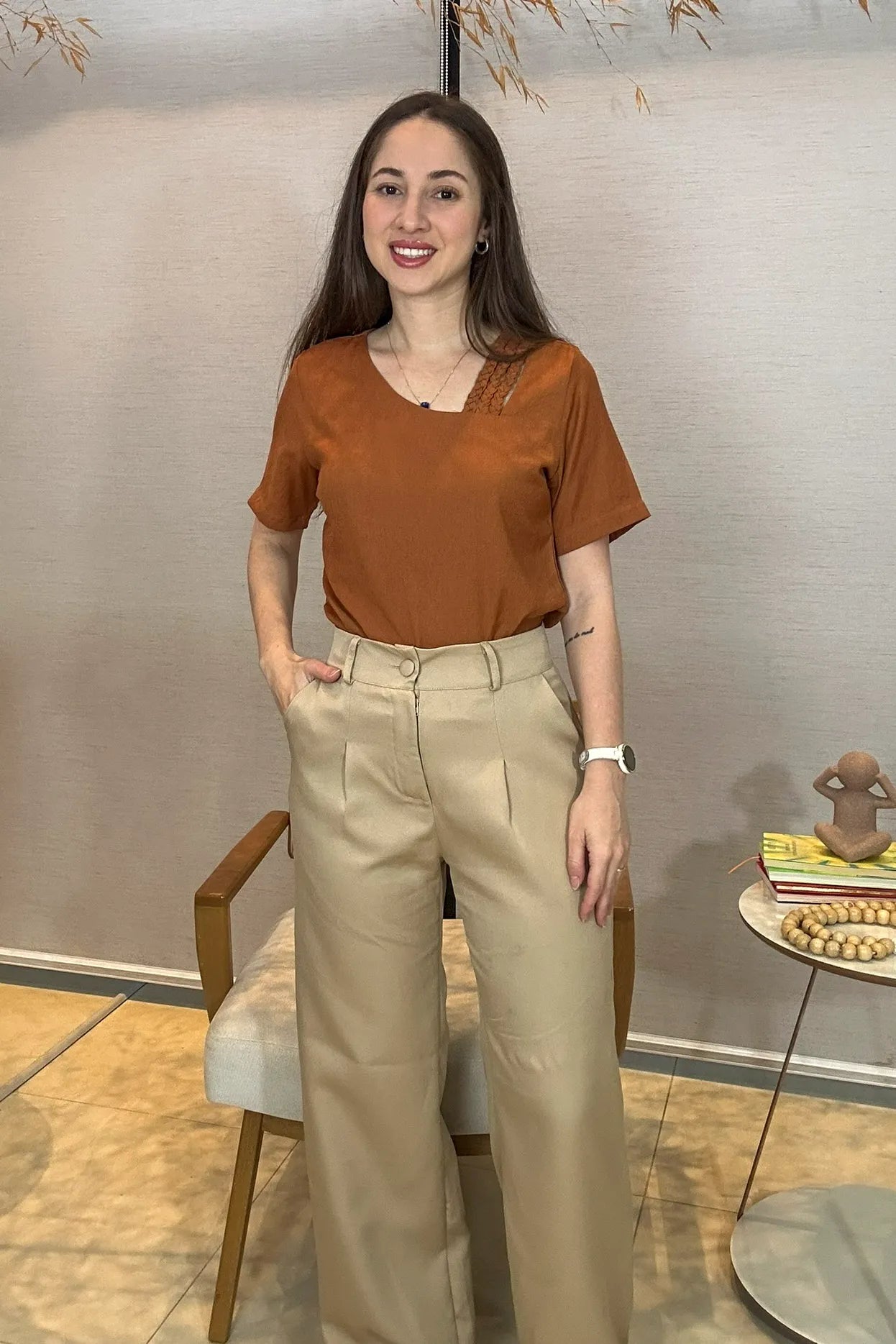 Conjunto: Blusa Manga Curta Visco Soft Decote Assimétrico Trançado Lara Terracota + Calça Corte Reto Detalhe Cinto Priscila Bege