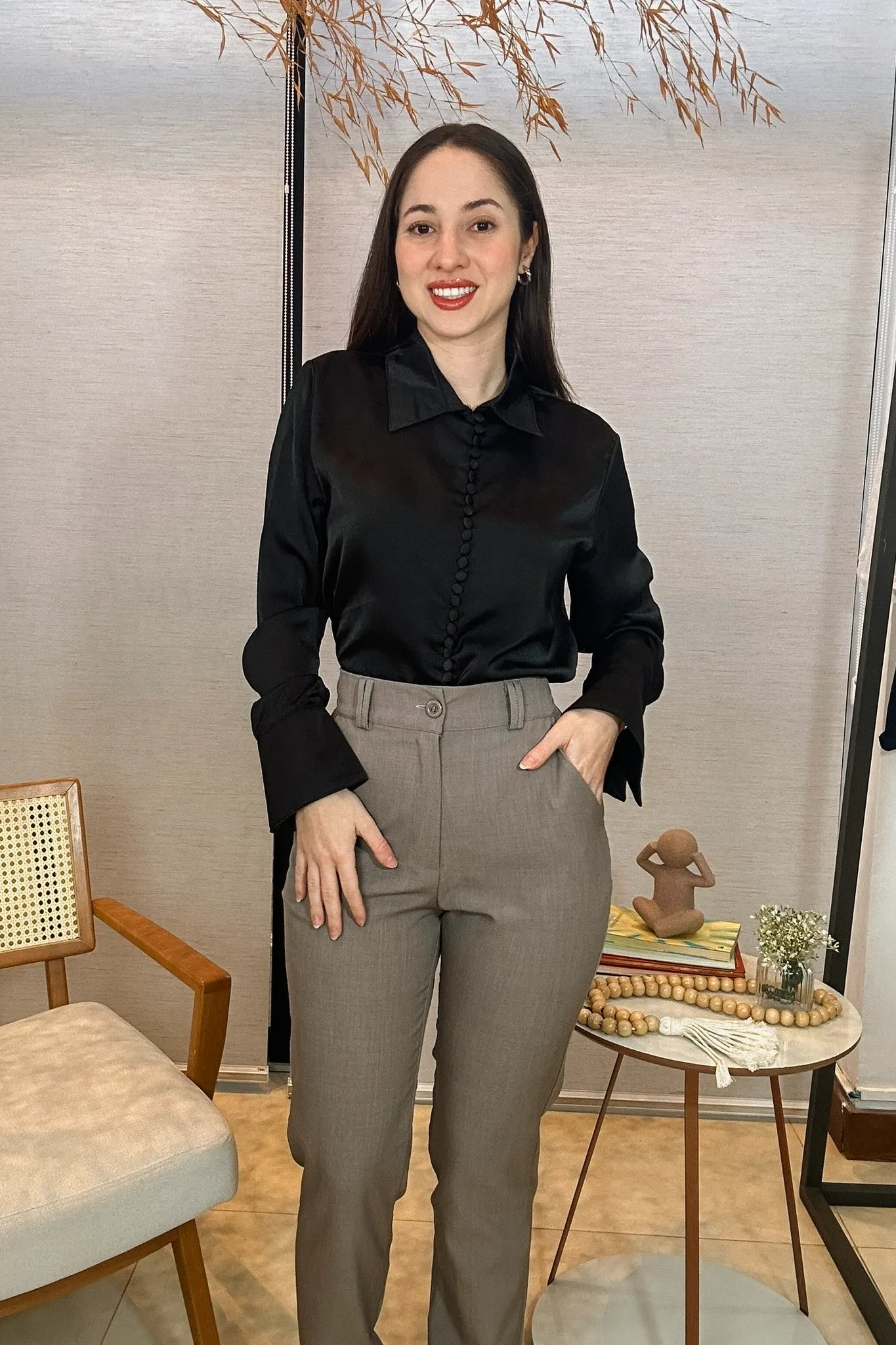 Conjunto: Camisa Manga Longa Classic Acetinado Detalhe Botões Silmara Preta + Calça Corte Reto Em Alfaiataria Lisse Alicia Caqui