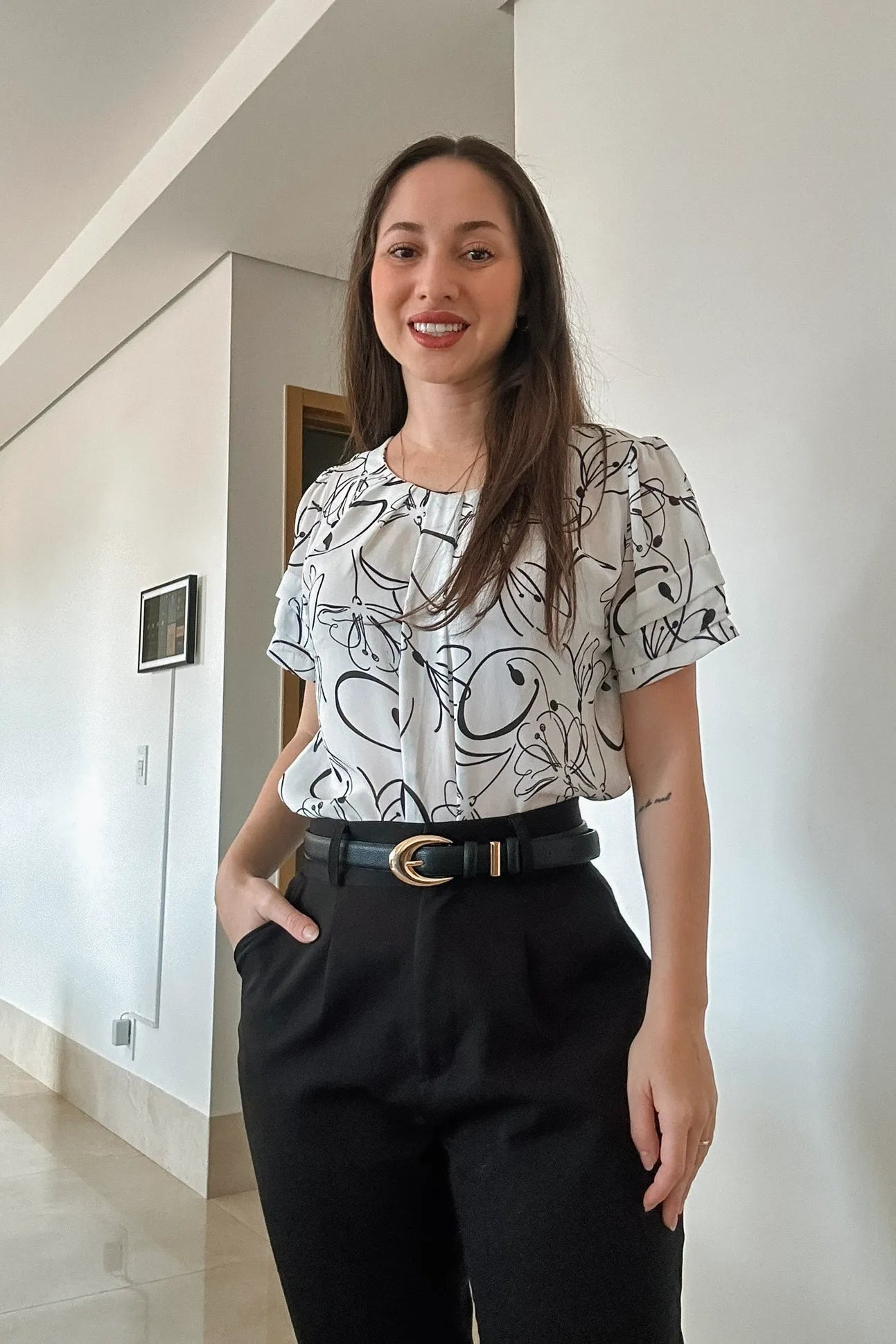 Conjunto: Blusa Manga Curta Camadas Olívia Estampada Branca + Calça Cinto Encapado Cenoura Preta