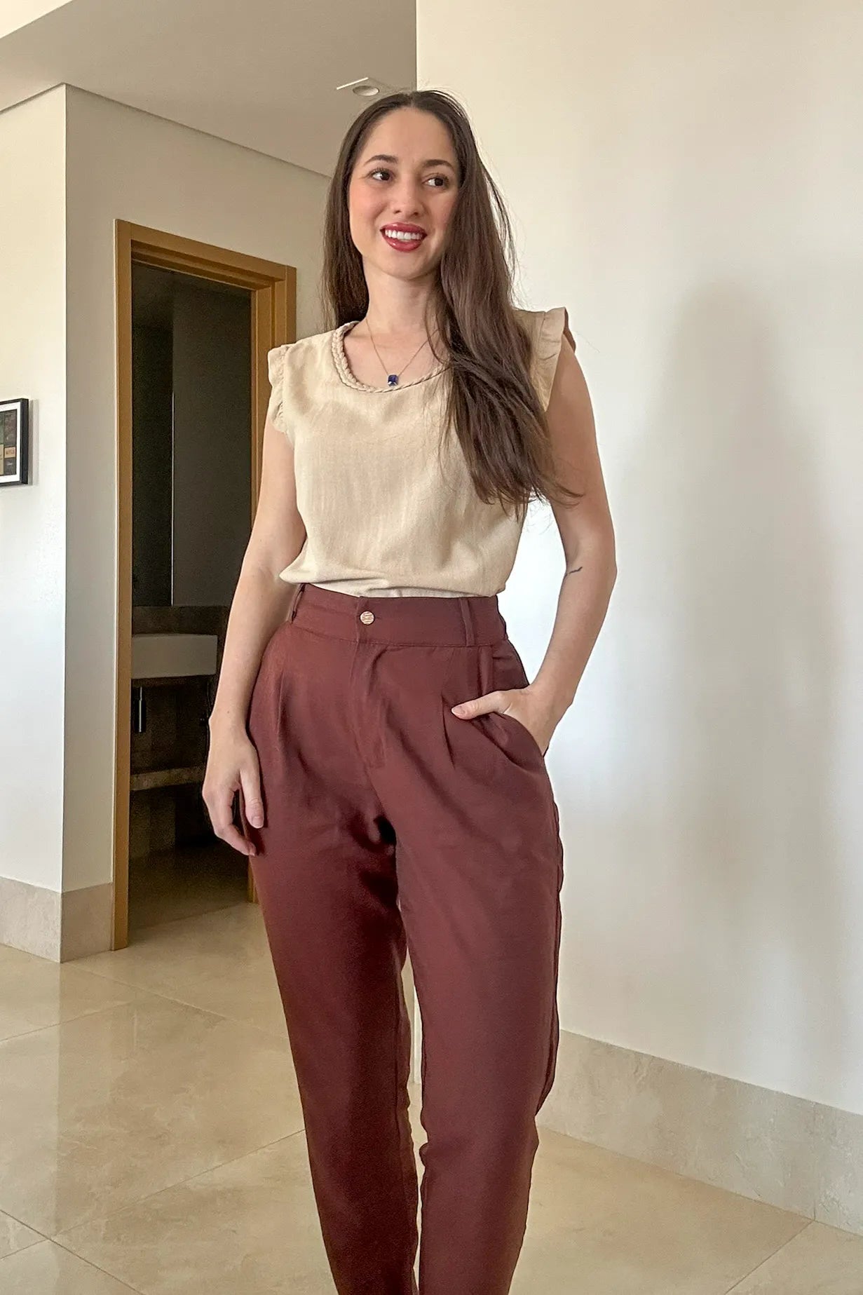 Conjunto: Blusa Detalhe Gola Trançada Em Visco-linho Laura Bege + Calça Corte Reto Alfaiataria Serena Laísa Marrom