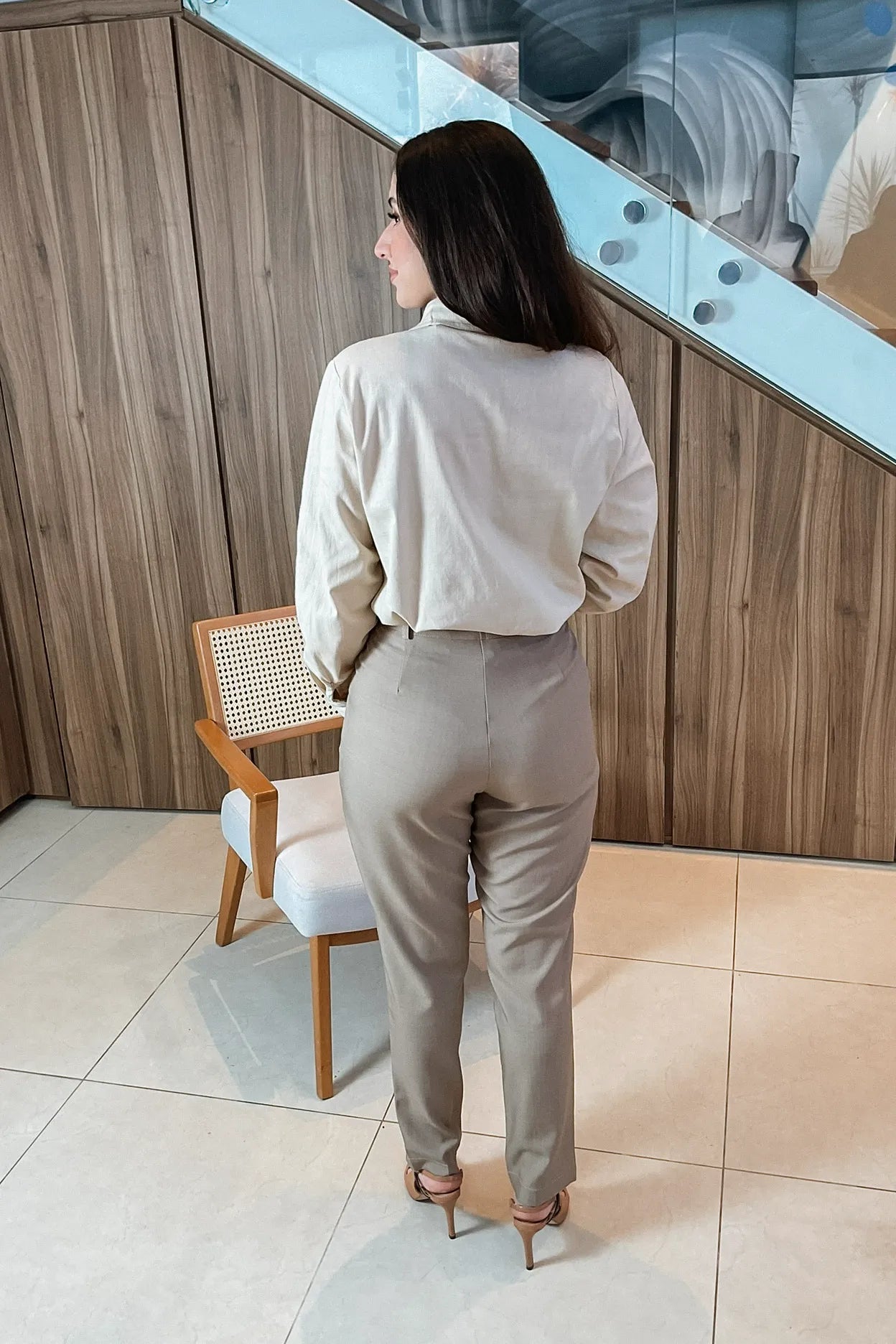 Conjunto: Camisa Manga Longa Cotton Premium Marisa Creme + Calça Corte Reto Em Alfaiataria Verona Detalhe Botão Sofia Bege