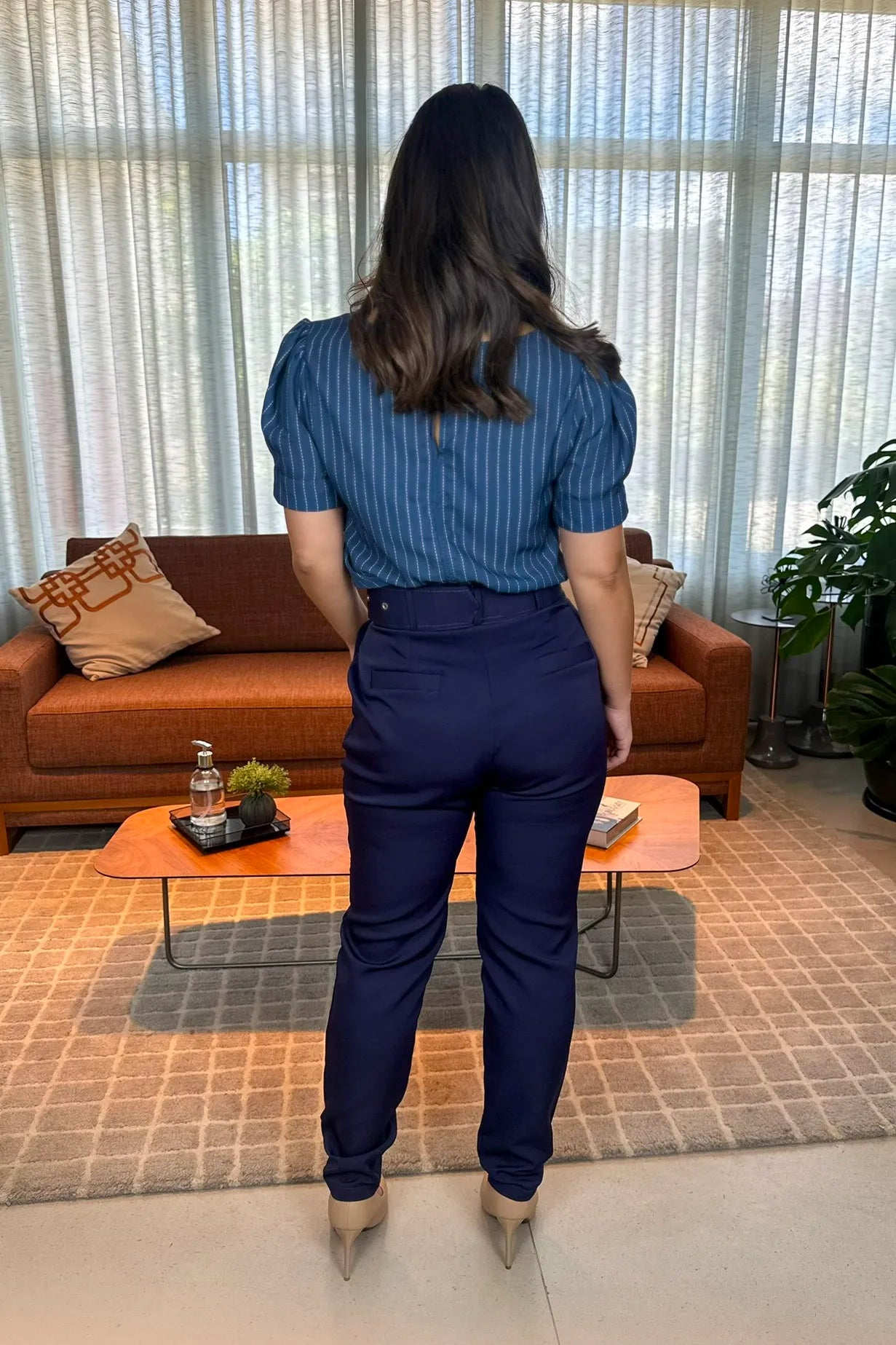 Conjunto: Blusa Manga Curta Risca de Giz Maira Azul Marinho + Calça Cinto Encapado Cenoura Azul Marinho