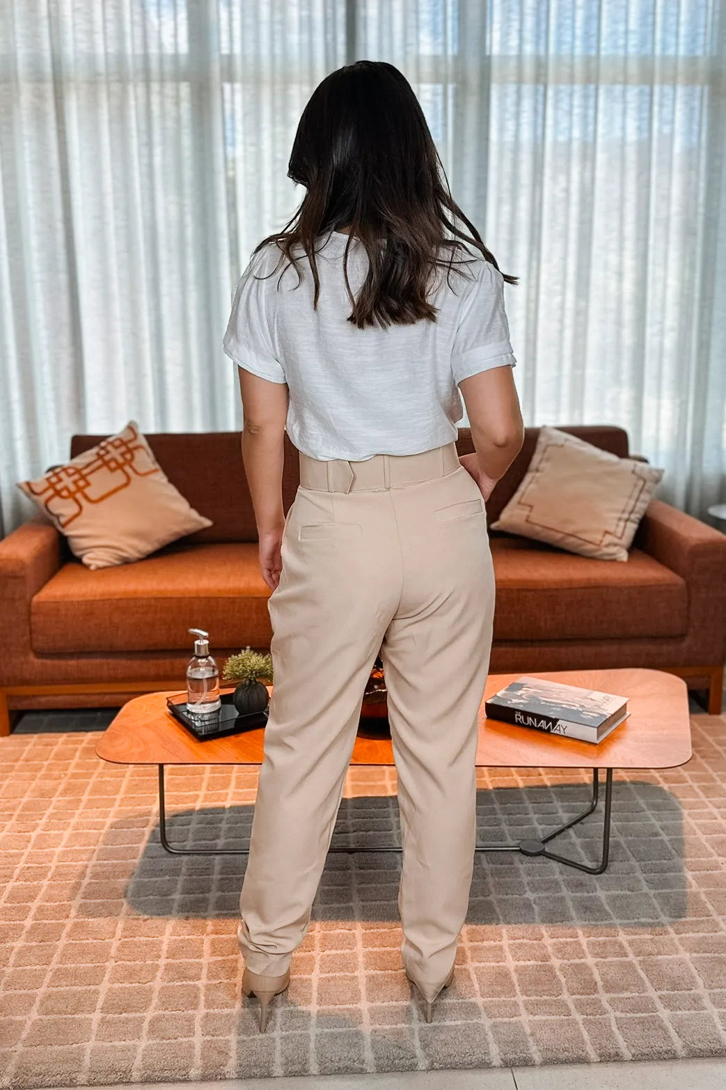 Conjunto: Blusa Manga Curta Decote "V" Graziela Branca + Calça Cinto Encapado Cenoura Bege