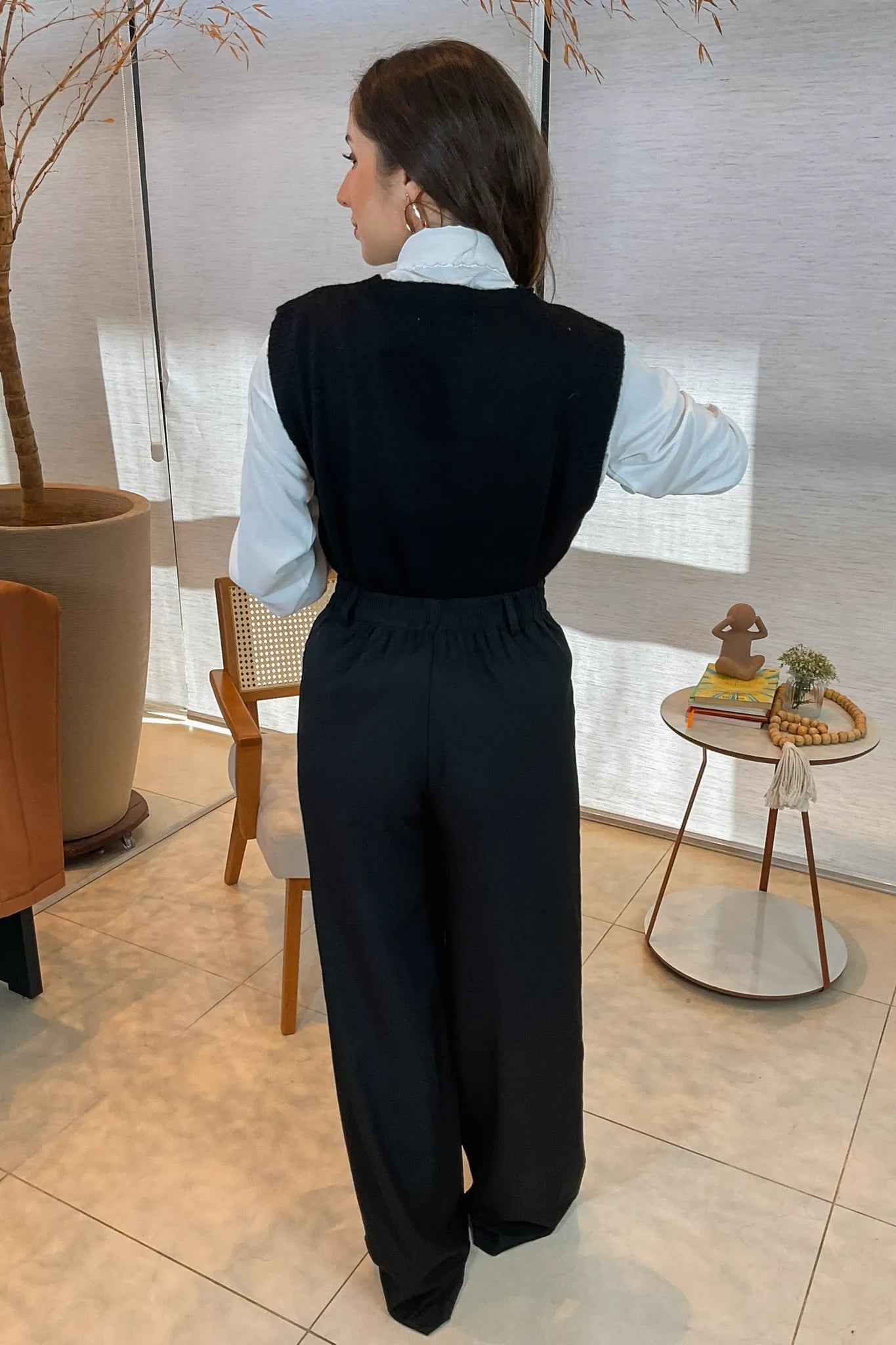 Conjunto: Camisa Manga Longa Detalhe Bordado Gola Clara Branca + Colete Em Tricot Mousse Amelie Preto +Calça Pantalona Alfaiataria Lisse Luna Preta