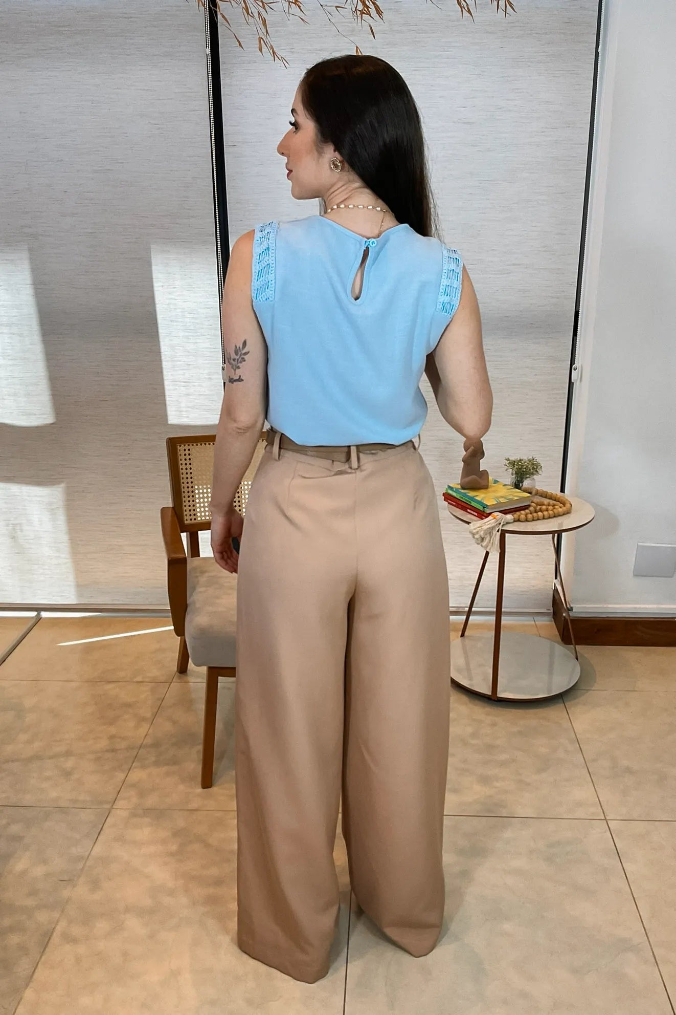 Conjunto: Blusa Regata Detalhe Bordado Cotton Cloe Azul + Calça Pantalona Detalhe Passador Marina Bege
