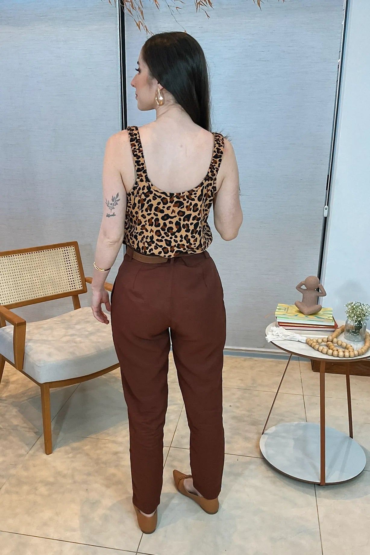 Conjunto: Blusa Regata Viscose Detalhe Alça Isis Estampada Marrom + Calça Corte Reto Em Alfaiataria Lisse Alicia Marrom