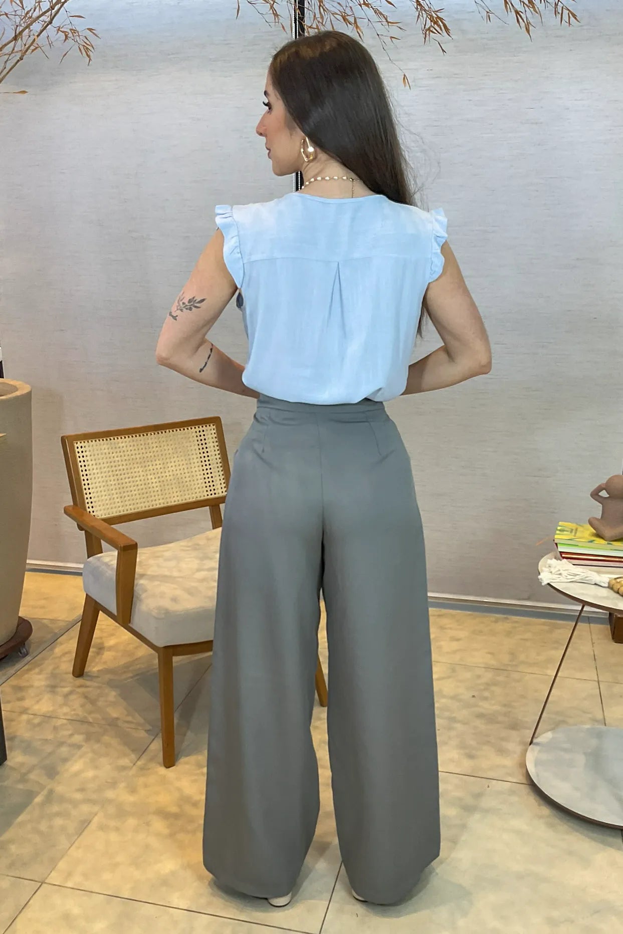 Conjunto: Blusa Detalhe Gola Trançada Em Visco-linho Laura Azul + Calça Pantalona Alfaiataria Mariane Cinza